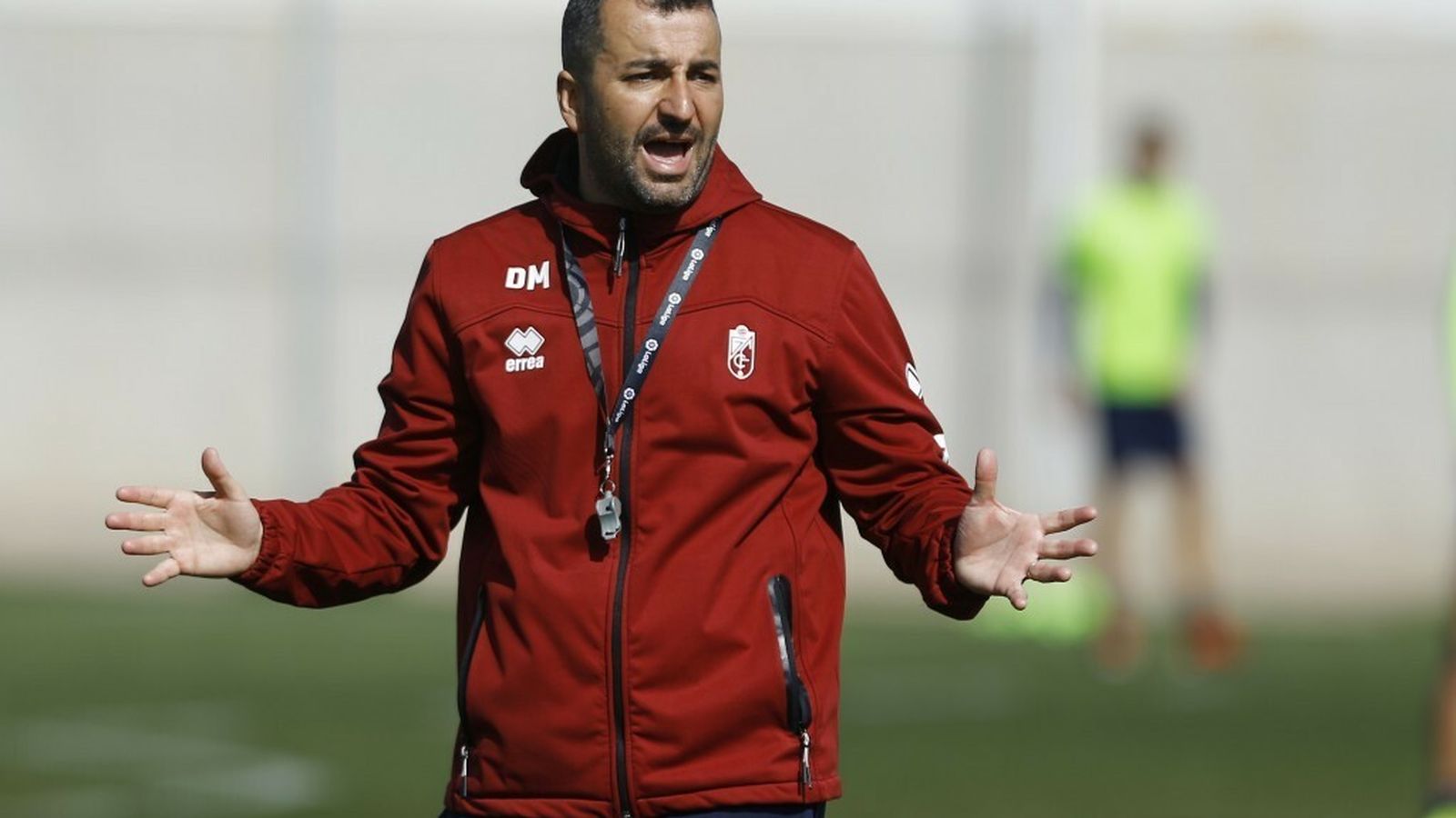 Diego Martínez se dirige a sus jugadores en el entrenamiento de este jueves.