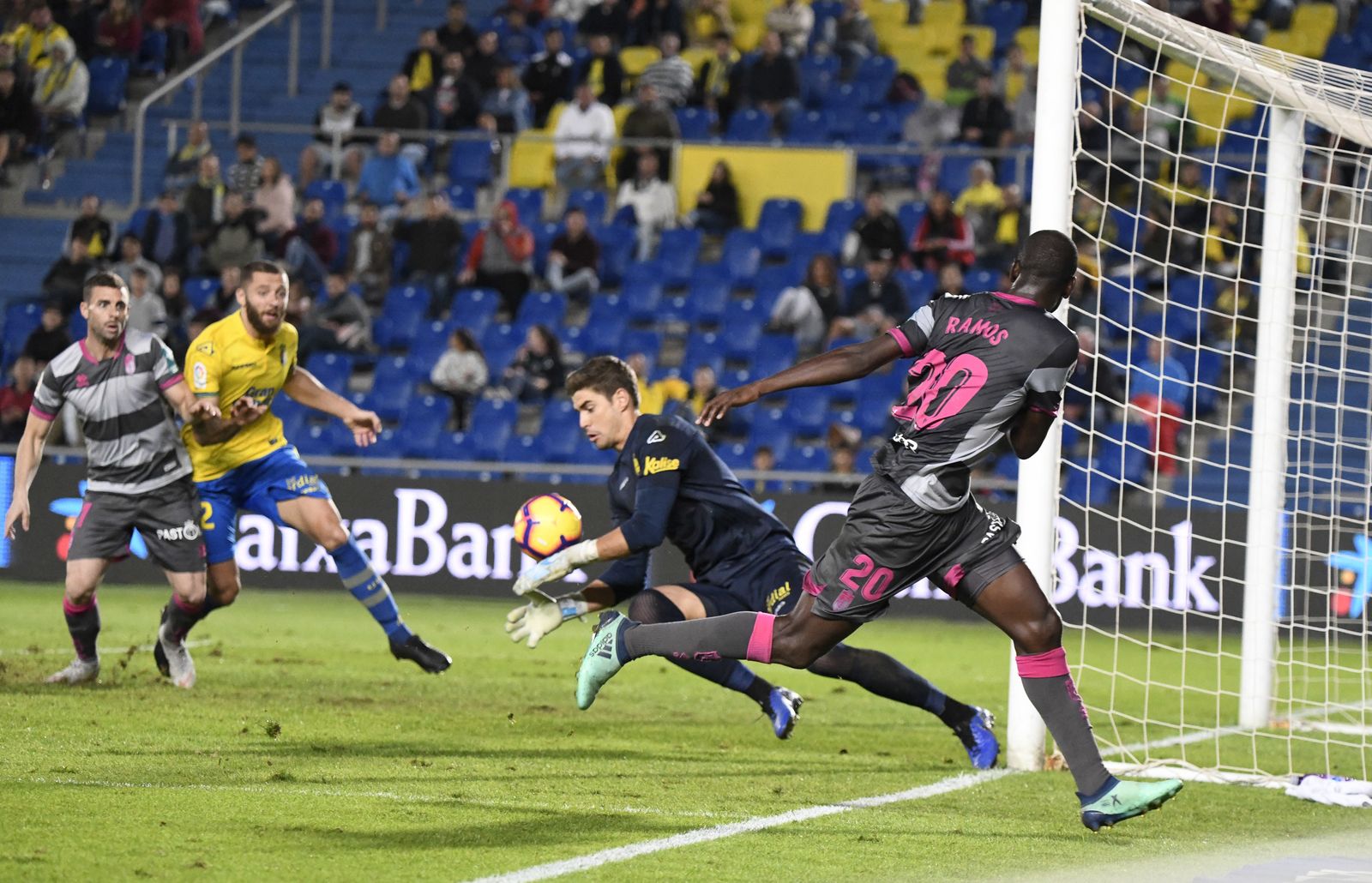 El delantero del Granada CF Adrián Ramos cede atrás para que Rodri haga el 2-2 definitivo.