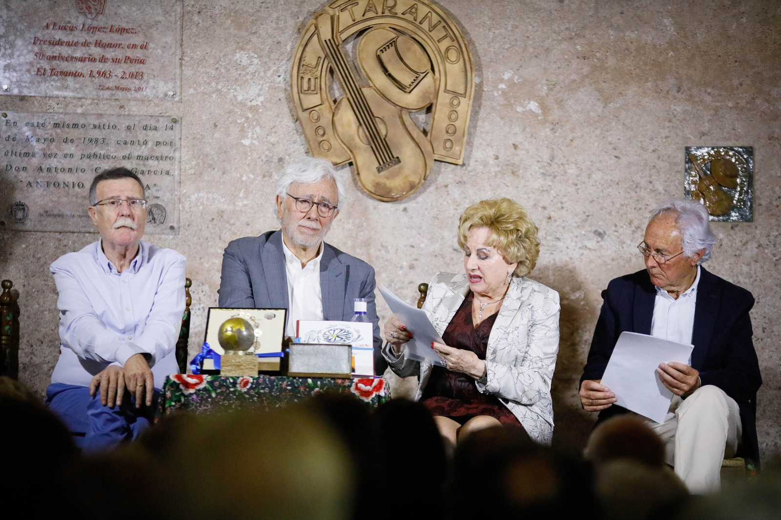 Entrega de Anagrama de Oro y Brillantes de la Ciudad de Almería a Andrés Caparrós en imágeness