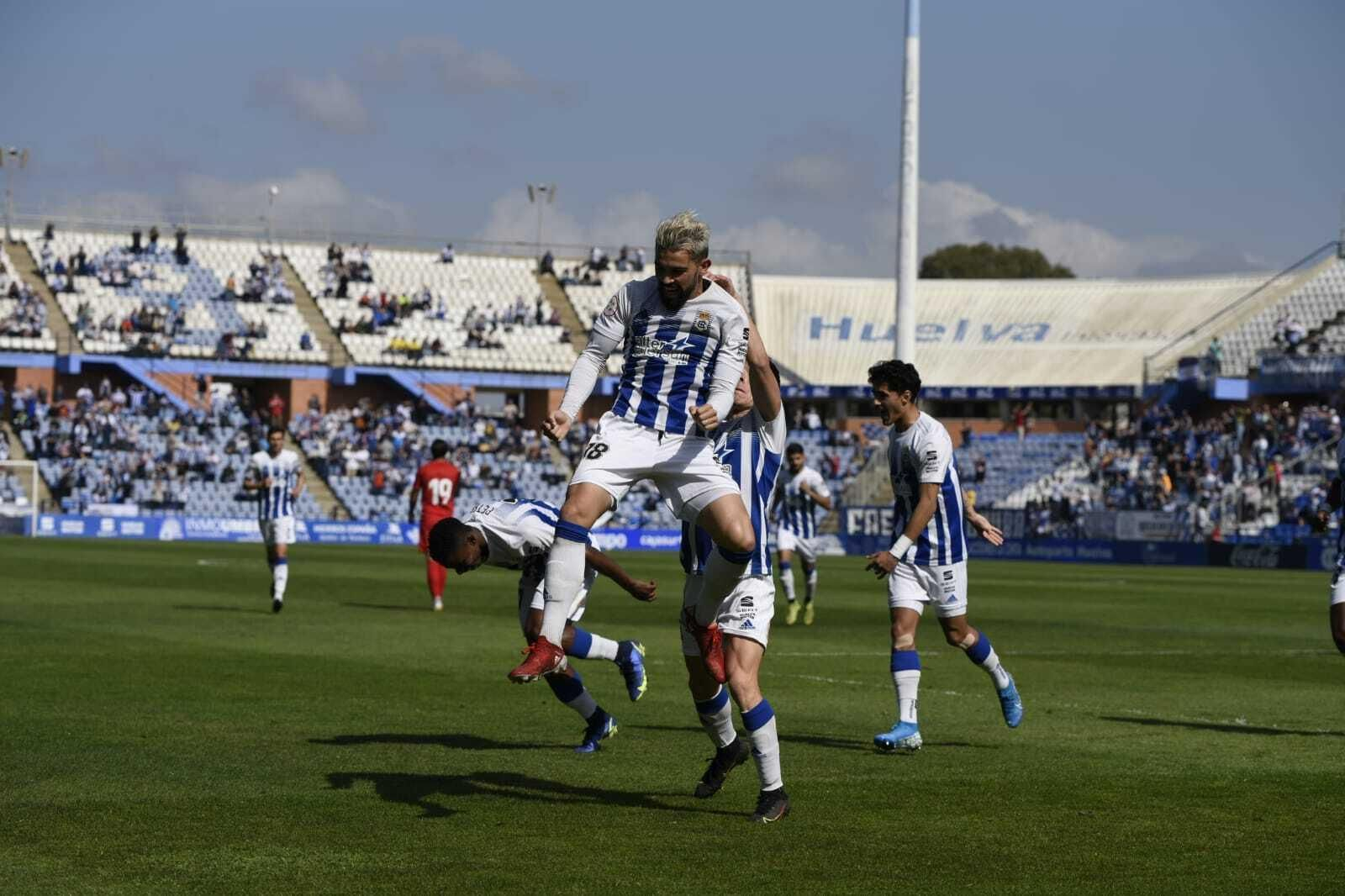 Arjona festeja por todo lo alto uno de los goles que anotó ante el Sevilla C.