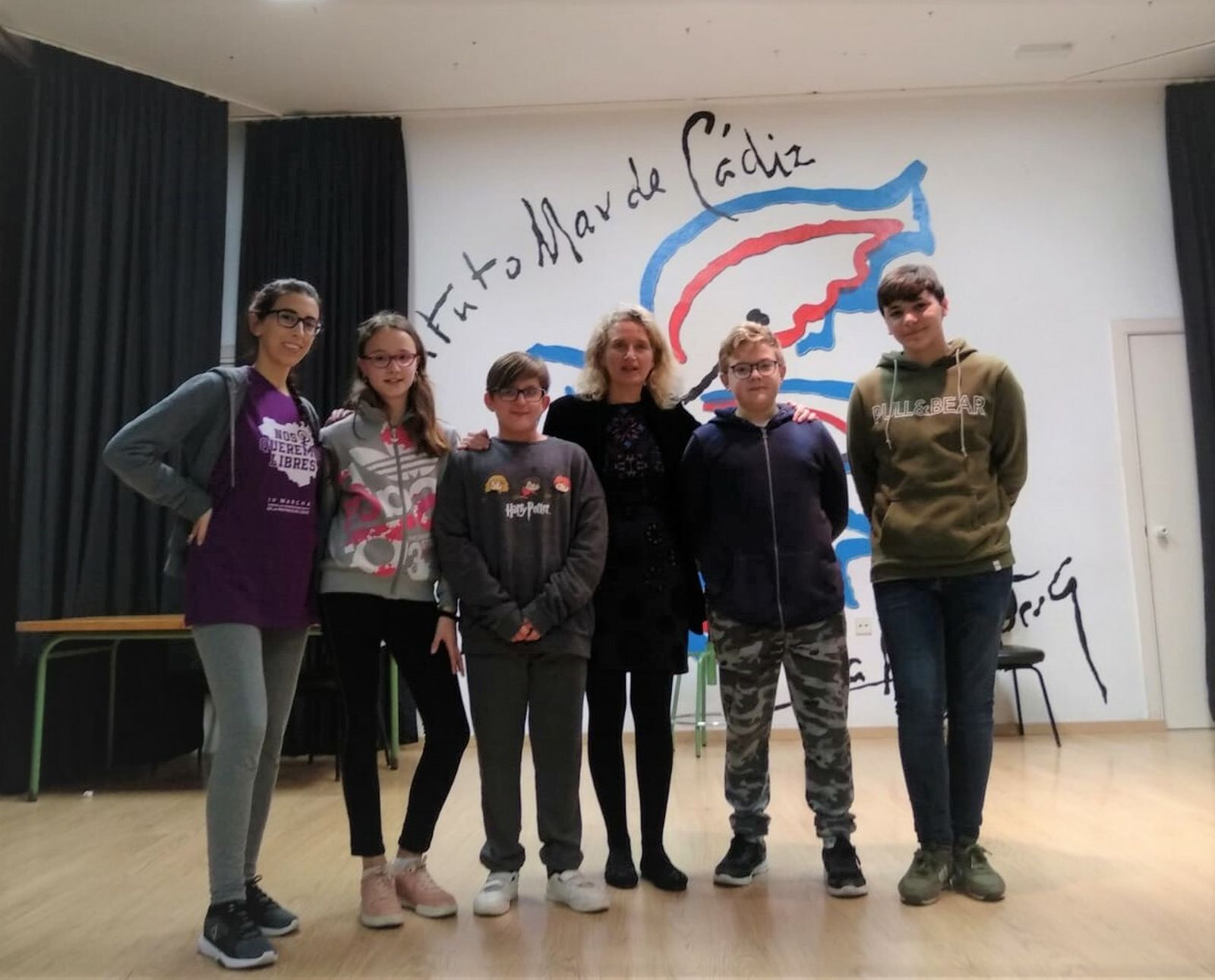 La concejala Lola Campos junto a un grupo de alumnos del Mar de Cádiz que han participado en los talleres.