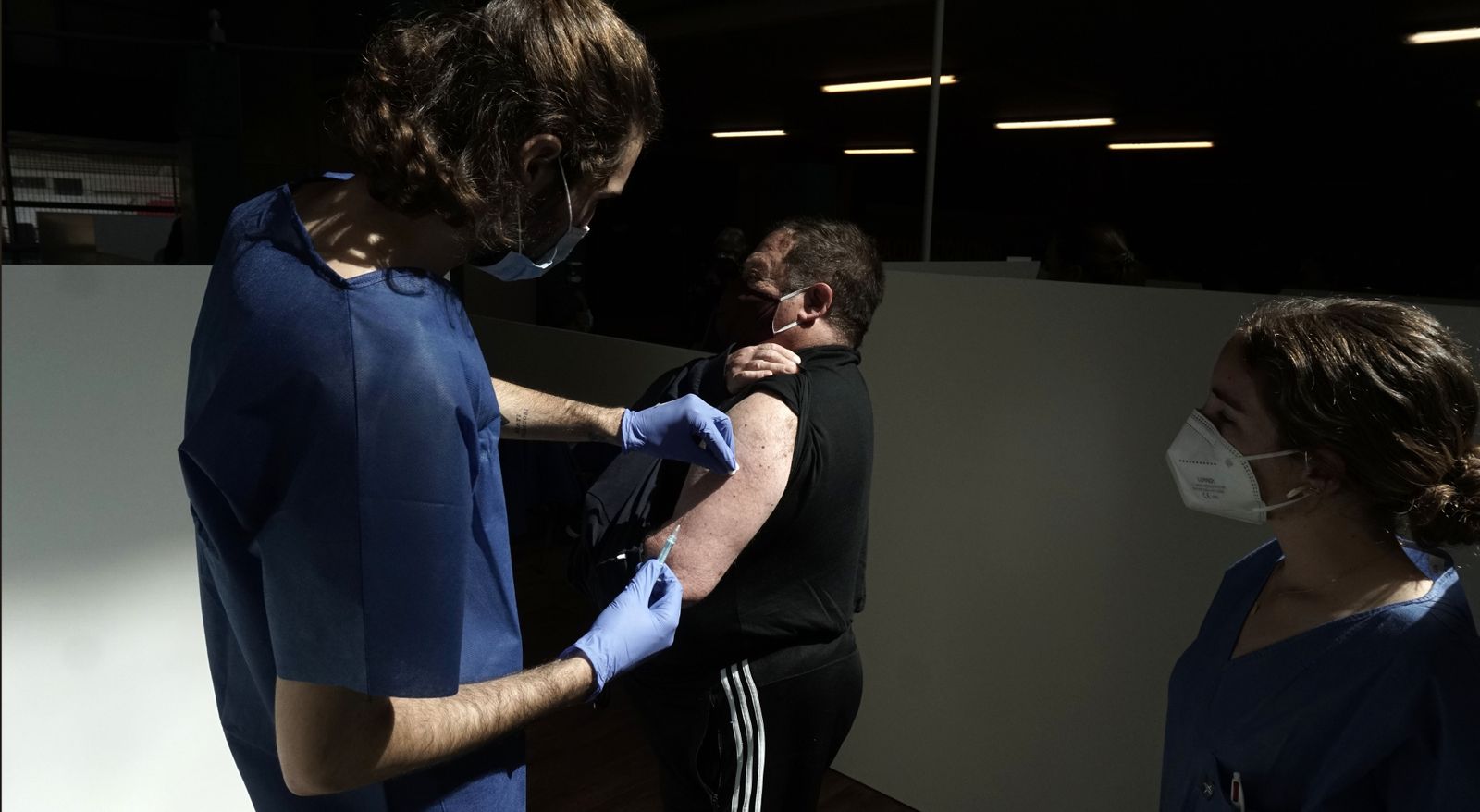 Imágenes de la vacunación de mayores en el Estadio de la Cartuja