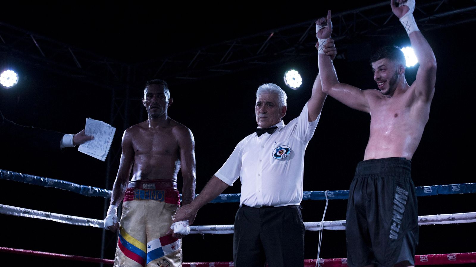 Abde levanta los brazos por su victoria ante Kelly Figueroa