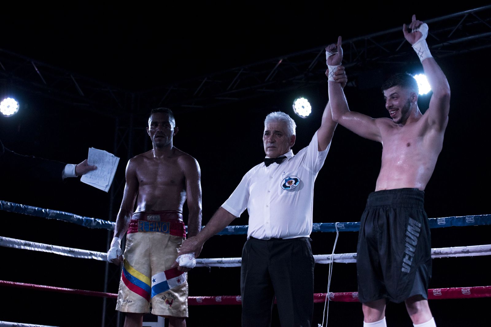 Abde levanta los brazos por su victoria ante Kelly Figueroa