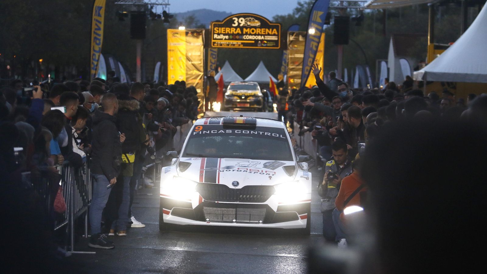 Varios aficionados disfrutan de la salida del rallye en la avenida República Argentina.