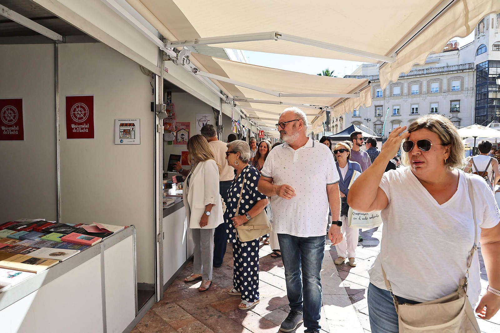 Imágenes del ambiente en la Feria del Libro de Huelva