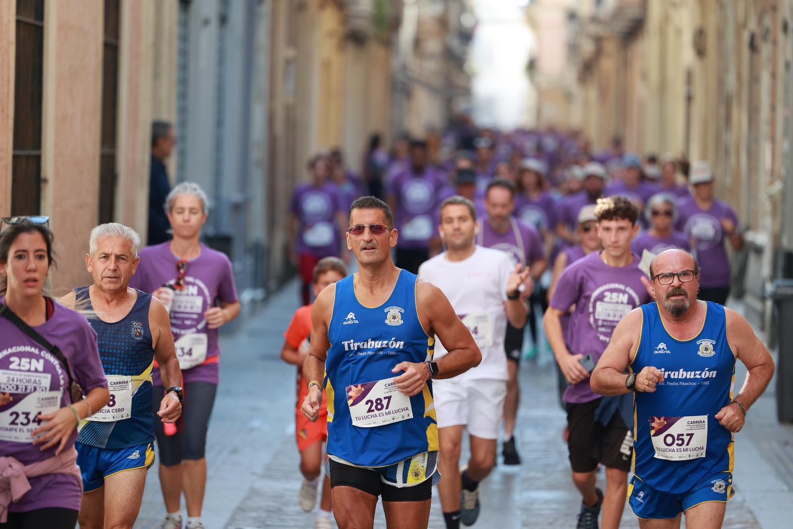 Todas las imágenes de la carrera contra la violencia de género en Cádiz