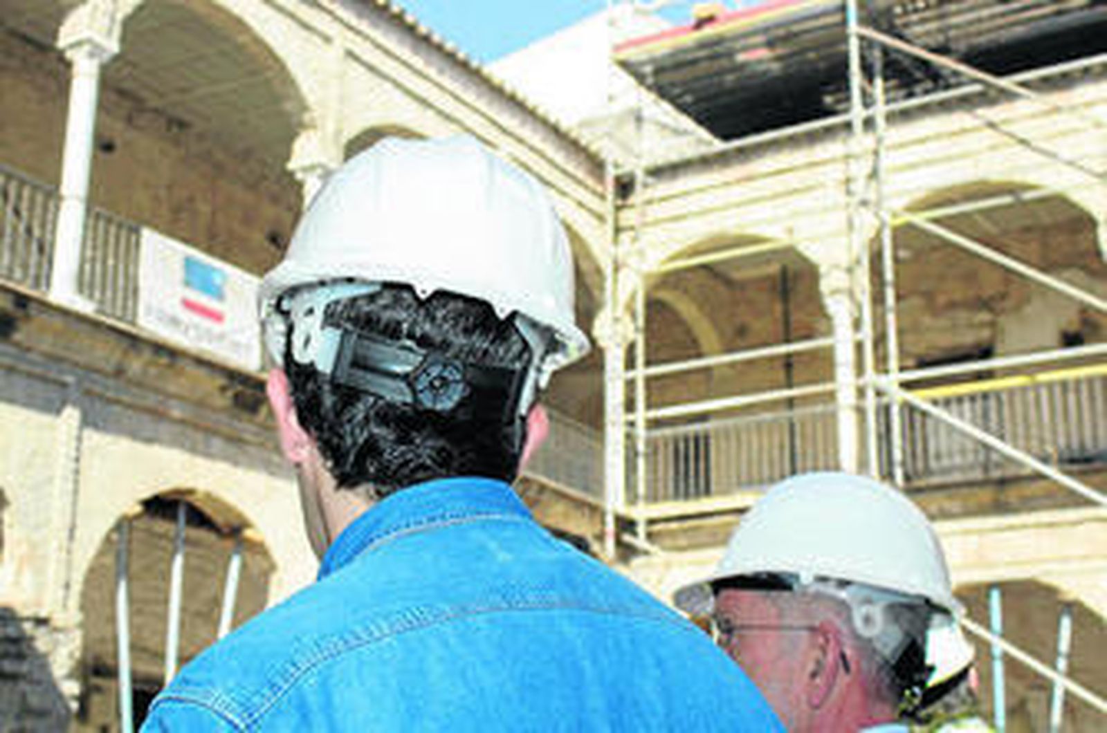 Claustro del antiguo convento, que se encuentra actualmente apuntalado. Los críticos en arte lo consideran como el ultimo patio renacentista de Sevilla.