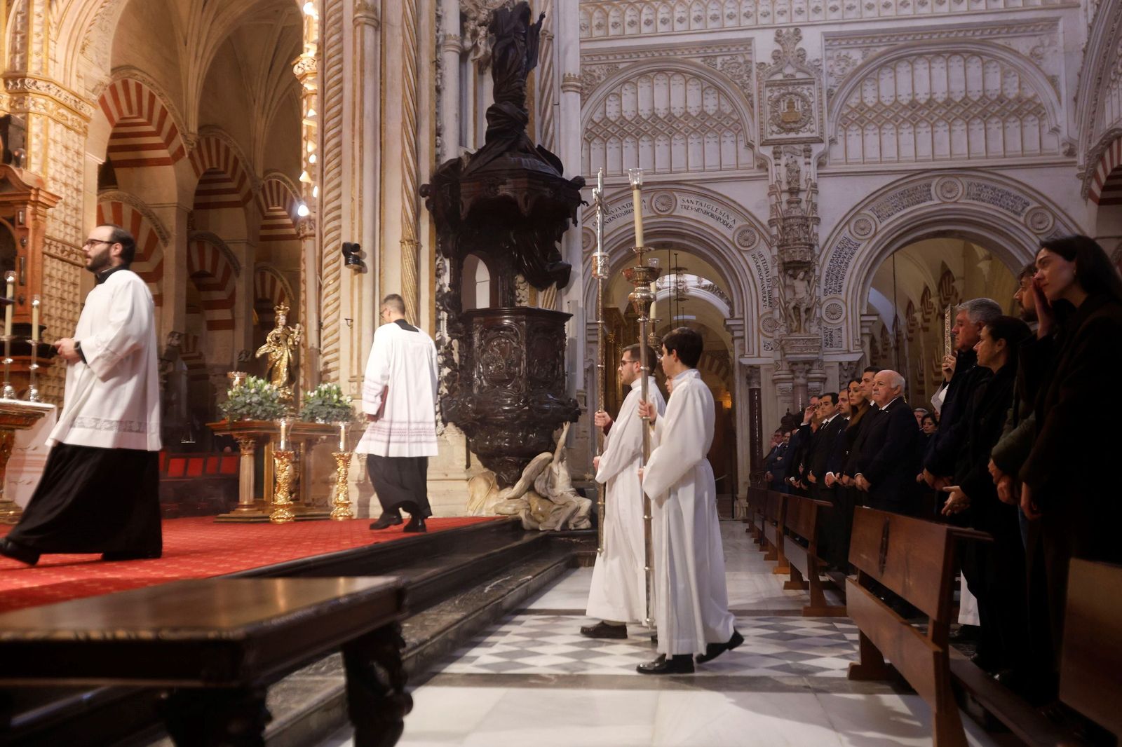 Las imágenes del funeral en Córdoba por las víctimas de la tragedia de Adamuz
