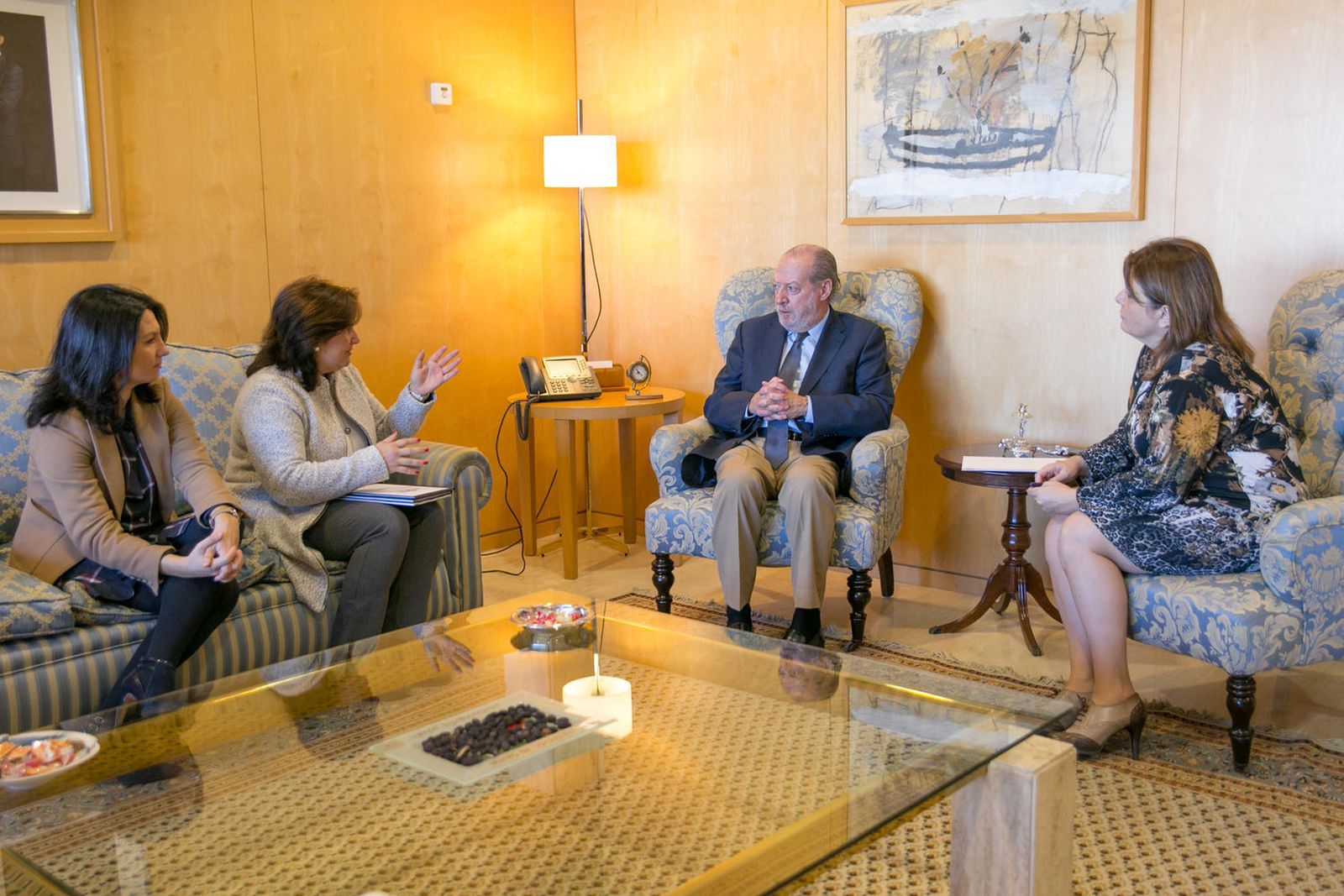El presidente de la Diputación con las representantes de Ansemac.
