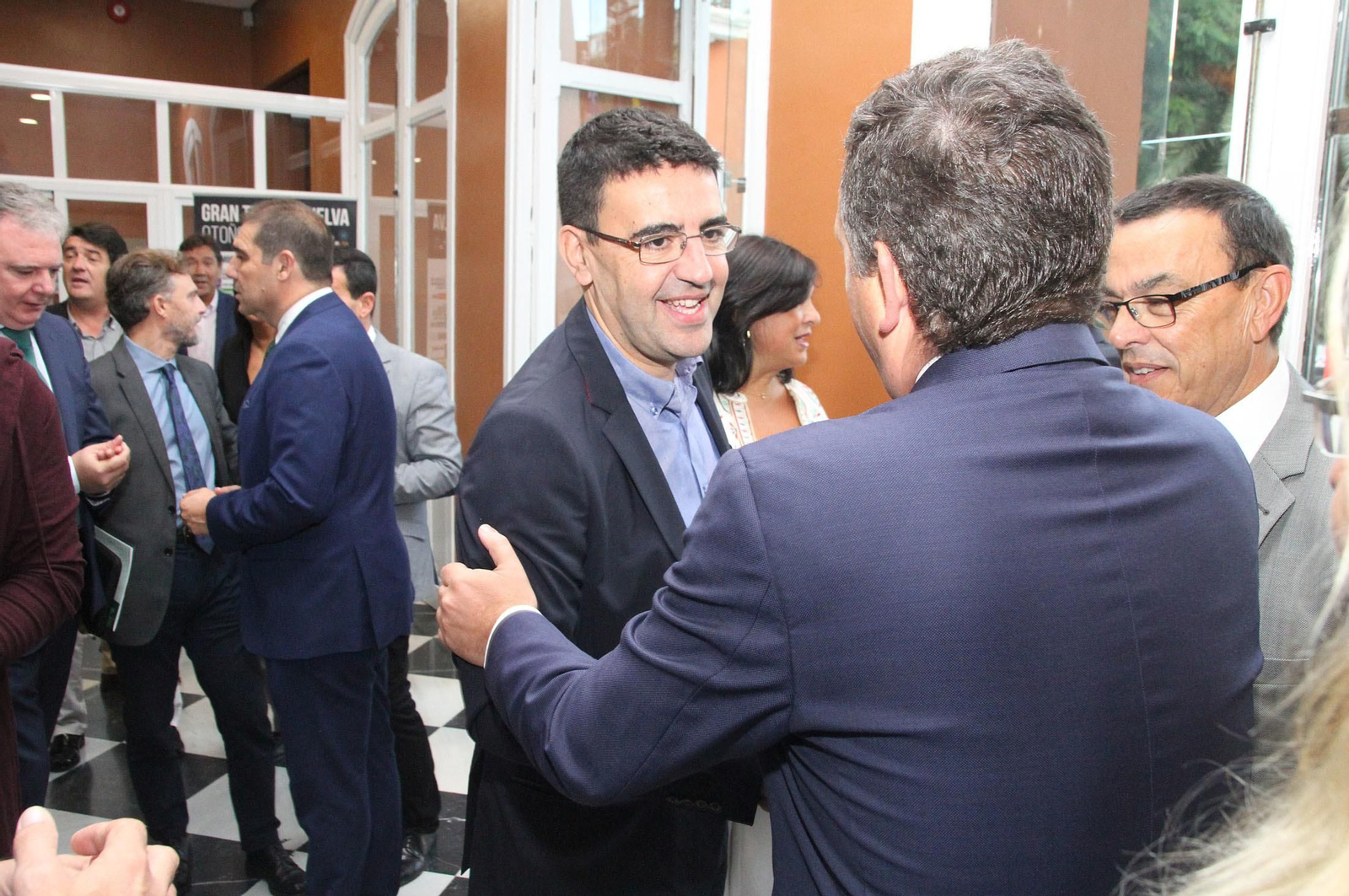 Imágenes de la conferencia y desayuno-coloquio de Gabriel Cruz, alcalde de Huelva