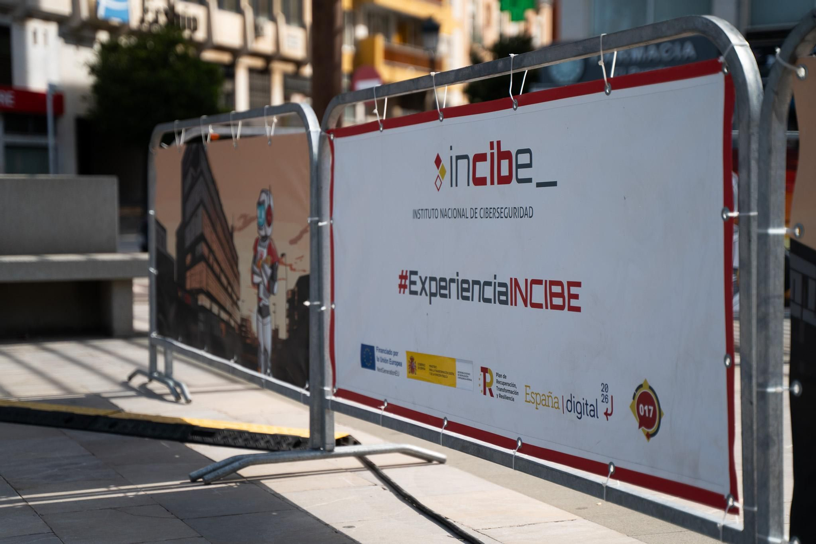 Imágenes de la inauguración del Roadshow Experiencia Incibe en la plaza 12 de Octubre