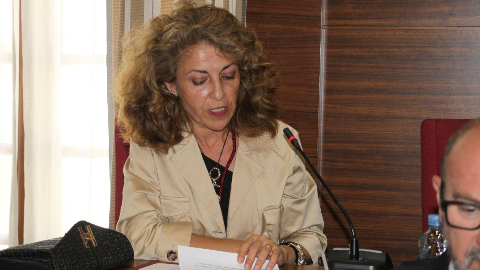 La concejala de Vox interviene en la sesión plenaria.