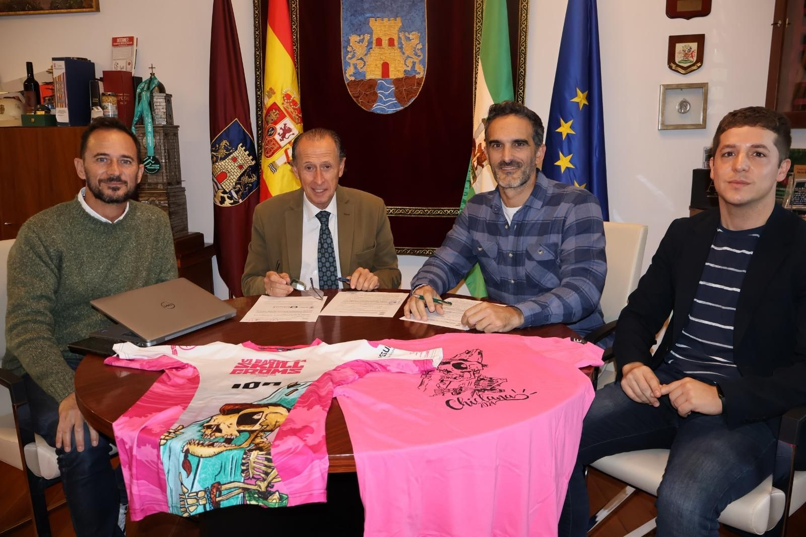 Firma del convenio entre Club Surf On Chiclana y el Ayuntamiento.