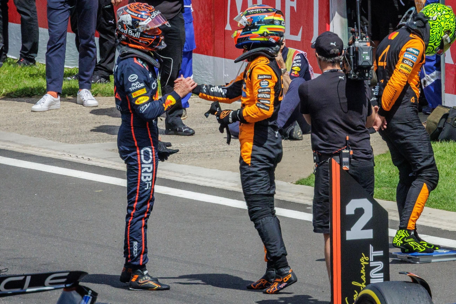 Verstappen se saluda con Norris tras acabar la carrera al sprint
