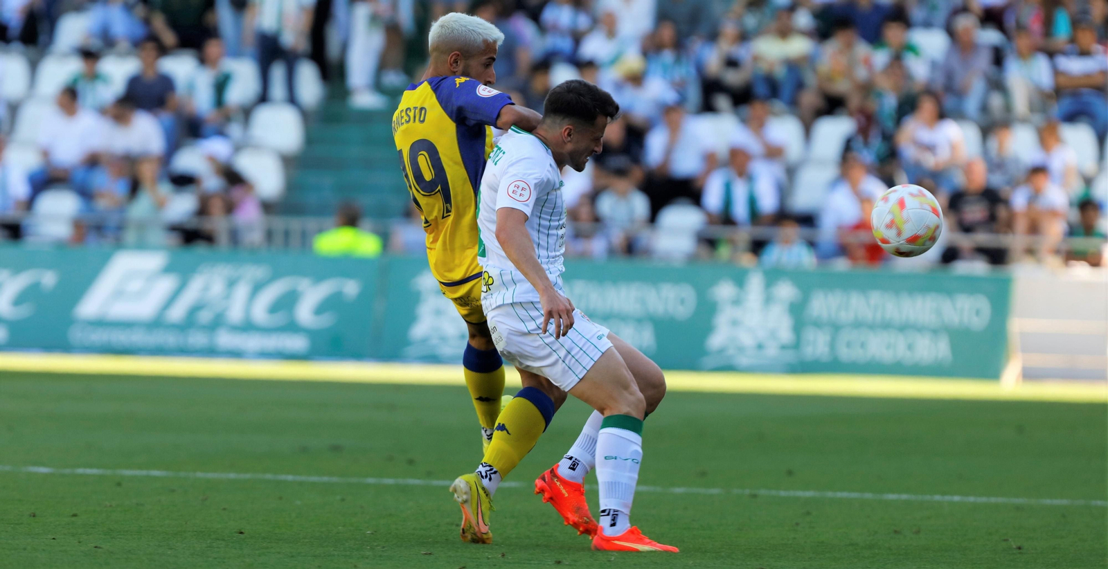 Ekaitz Jiménez protege el balón ante la presión de Ernesto Gómez en el Córdoba CF - Alcorcón.