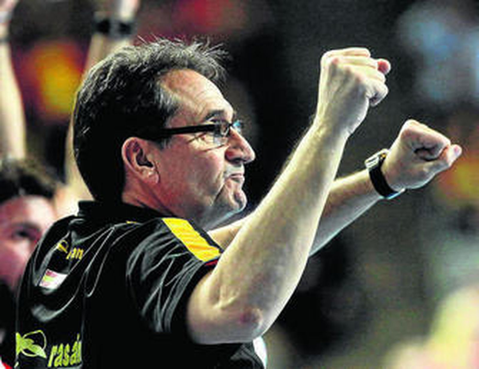 Valero Rivera celebra con rabia un gol.