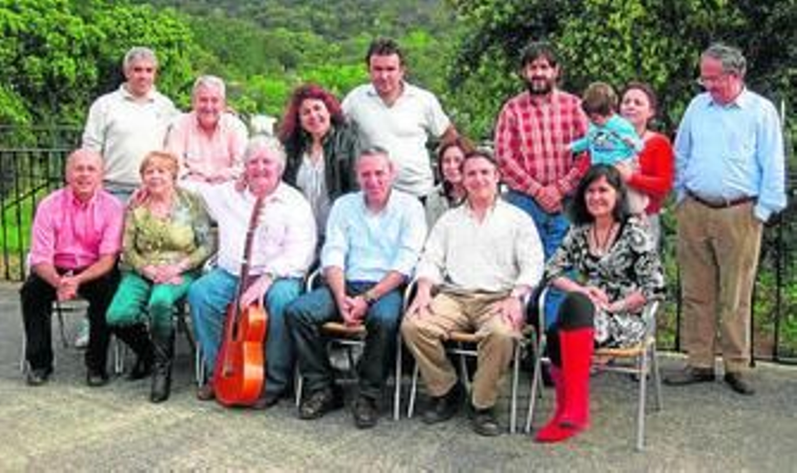 Martín, con la guitarra, rodeado del mundo cultural y su familia.