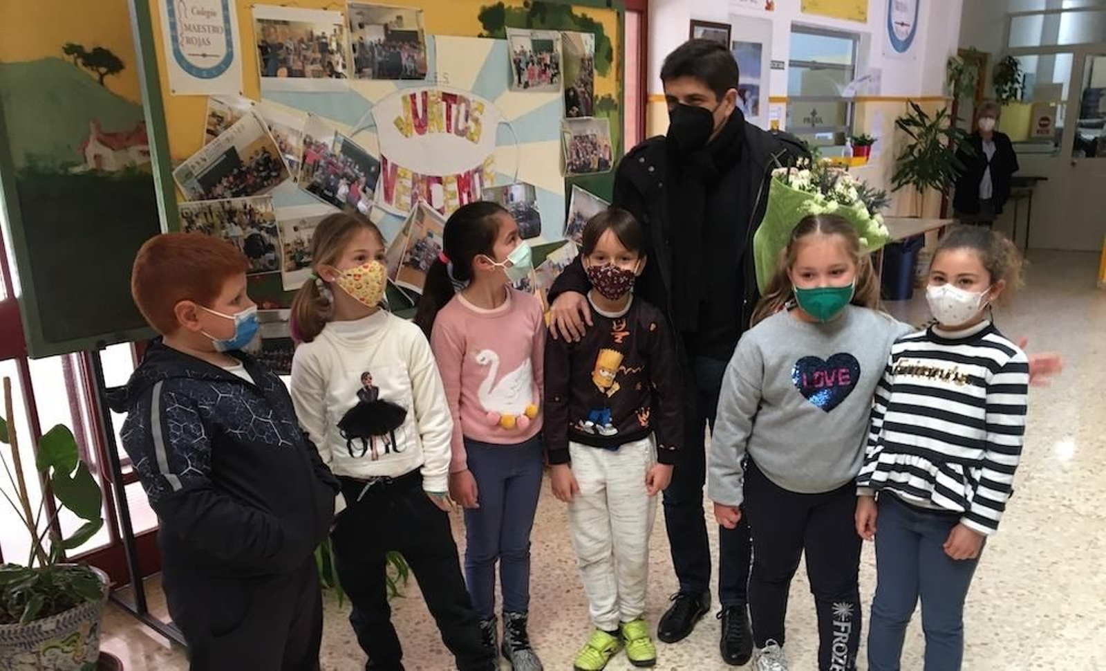 Javier Perianes con los alumnos del CEIP Maestro Rojas de Nerva. Javier Perianes con los alumnos del CEIP Maestro Rojas de Nerva.
