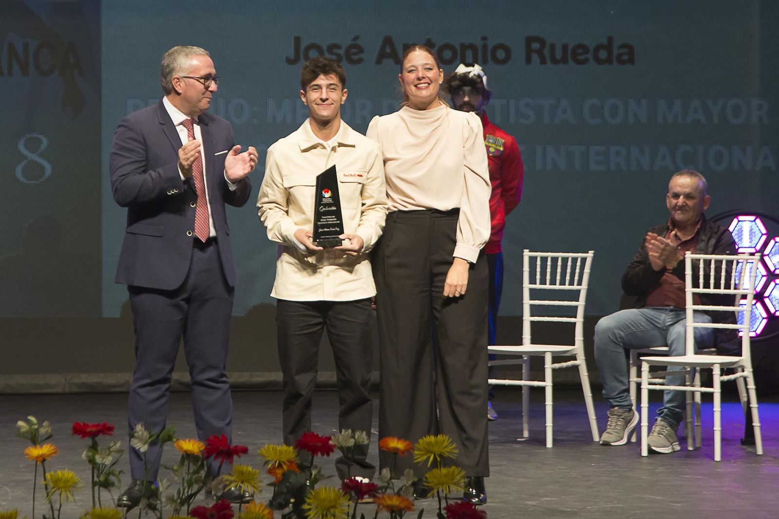 José Antonio Rueda recibe el aplauso de Los Palacios al recoger su premio.