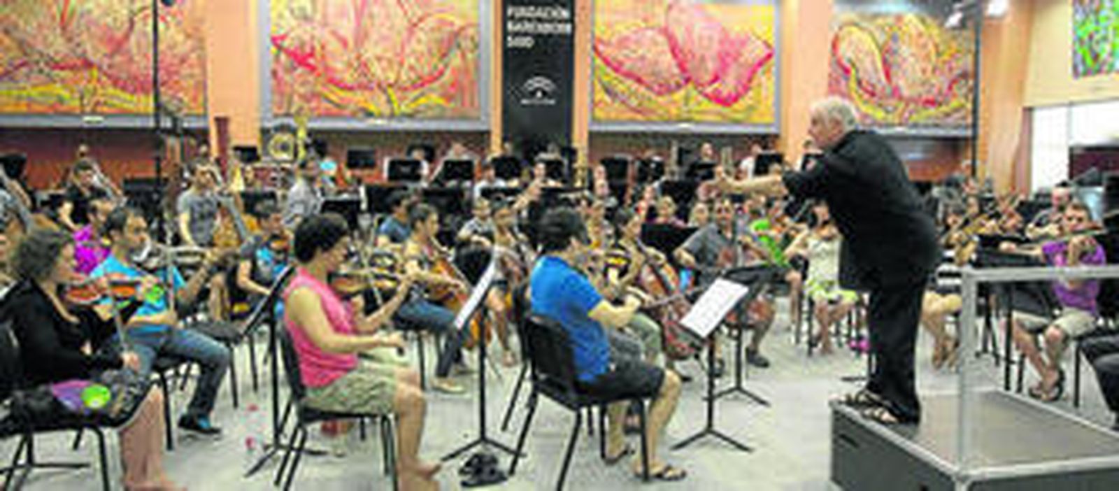 Los jóvenes músicos israelíes, palestinos y andaluces, en el ensayo general del Divan que ayer dirigió Barenboim.