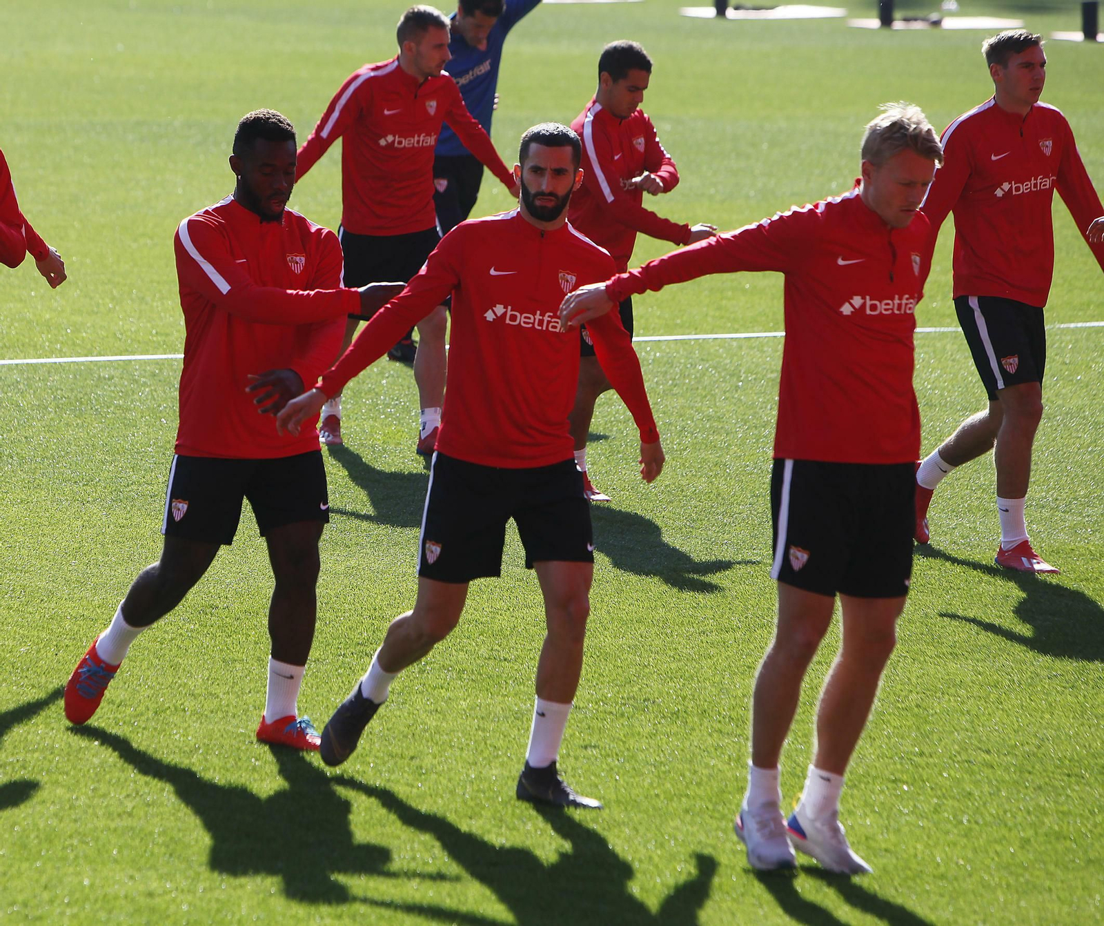 Gnagnon, Amadou y Kjaer se ejercitan, con Wöber detrás.