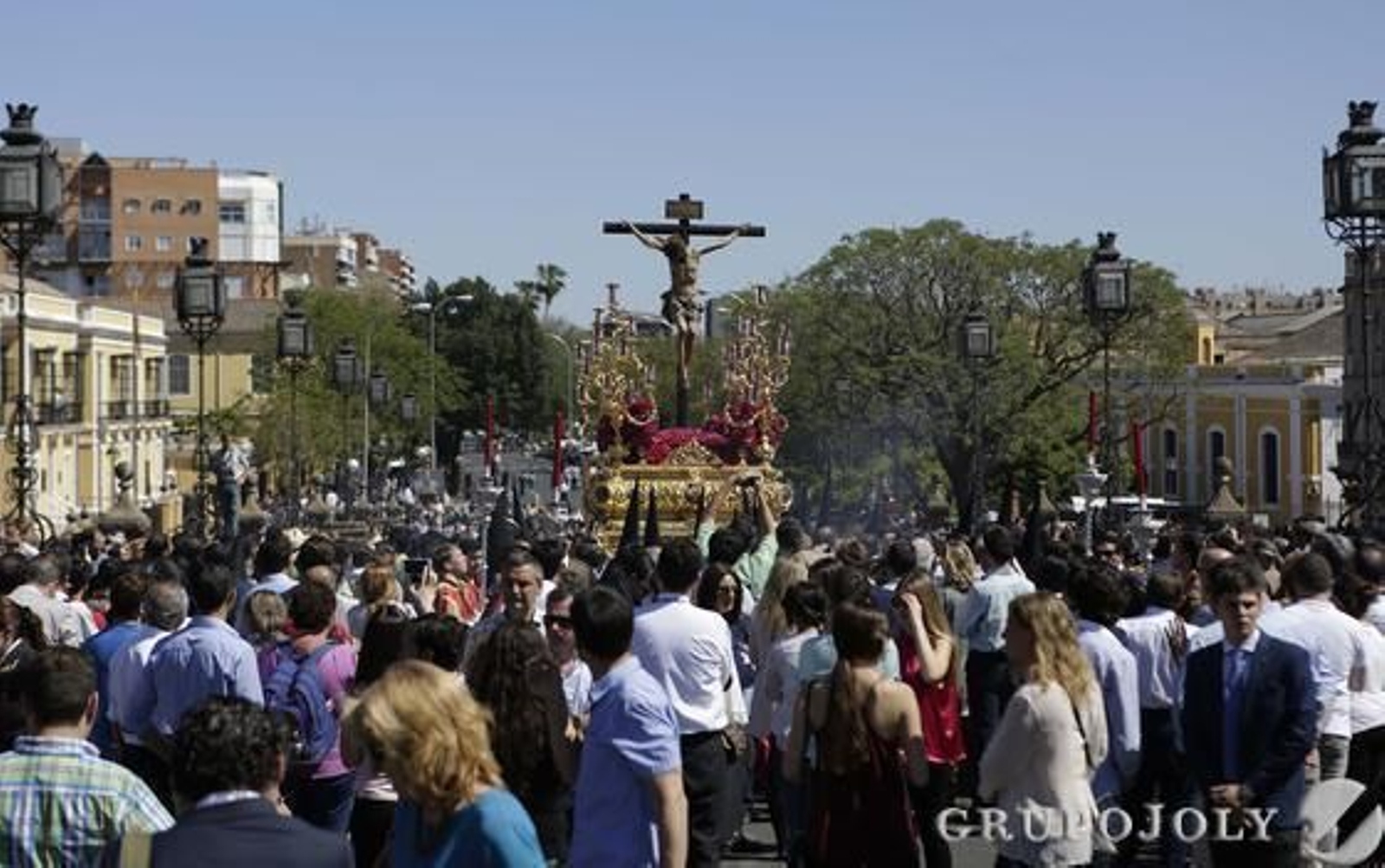 El Cristo de la Salud de San Bernardo, por el Puente de los Bomberos. / Juan Carlos Muñoz