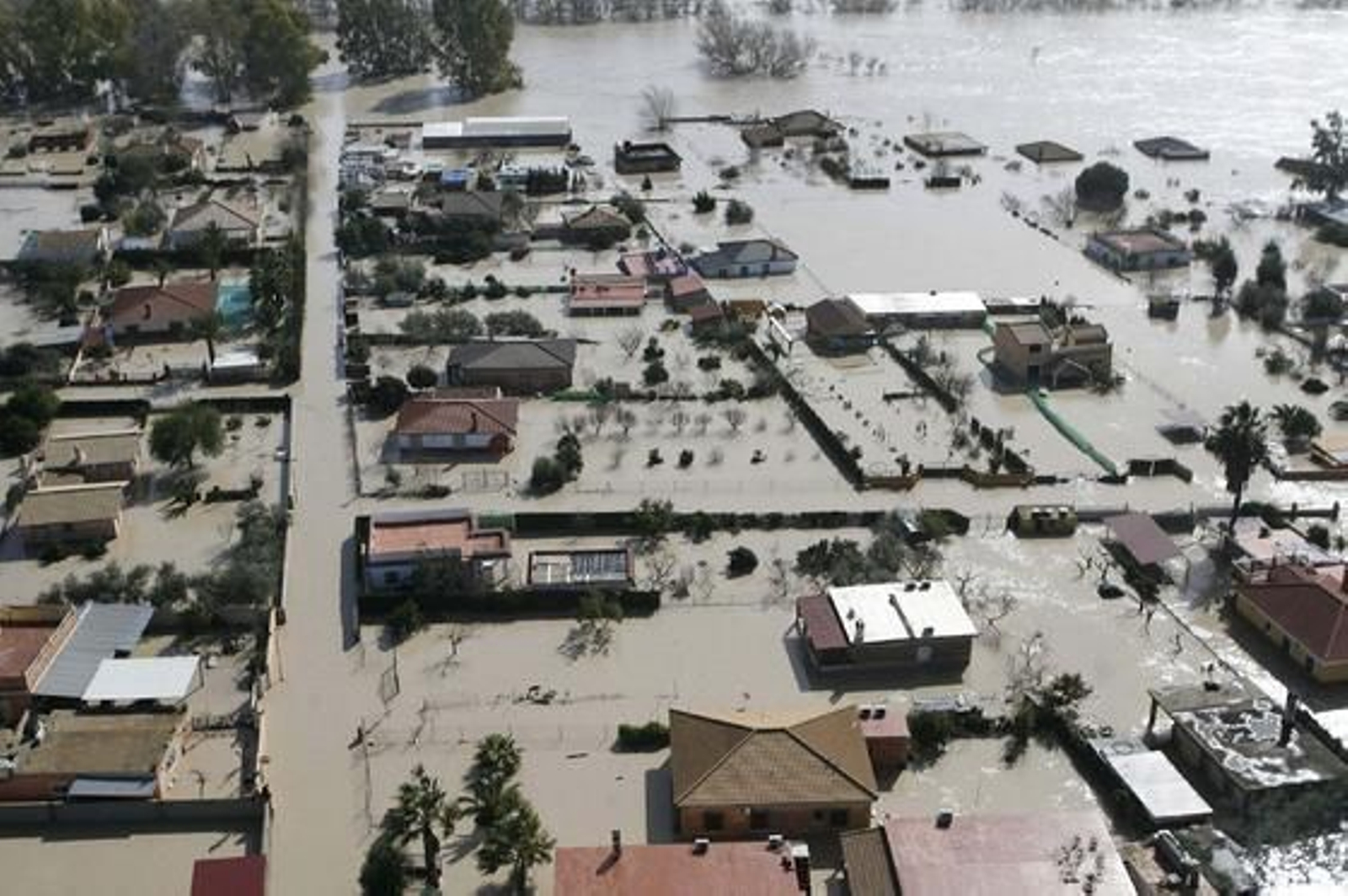 Vista aérea del cauce del río Guadalquivir desbordado a su paso por la zona del aeropuerto, la urbanización Altea y Córdoba. / José Martínez