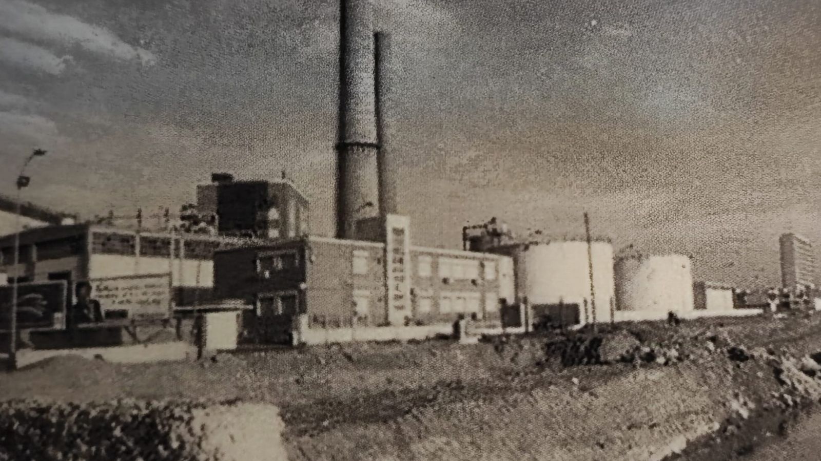 Panorámica de la Térmica con sus inconfundibles chimeneas.