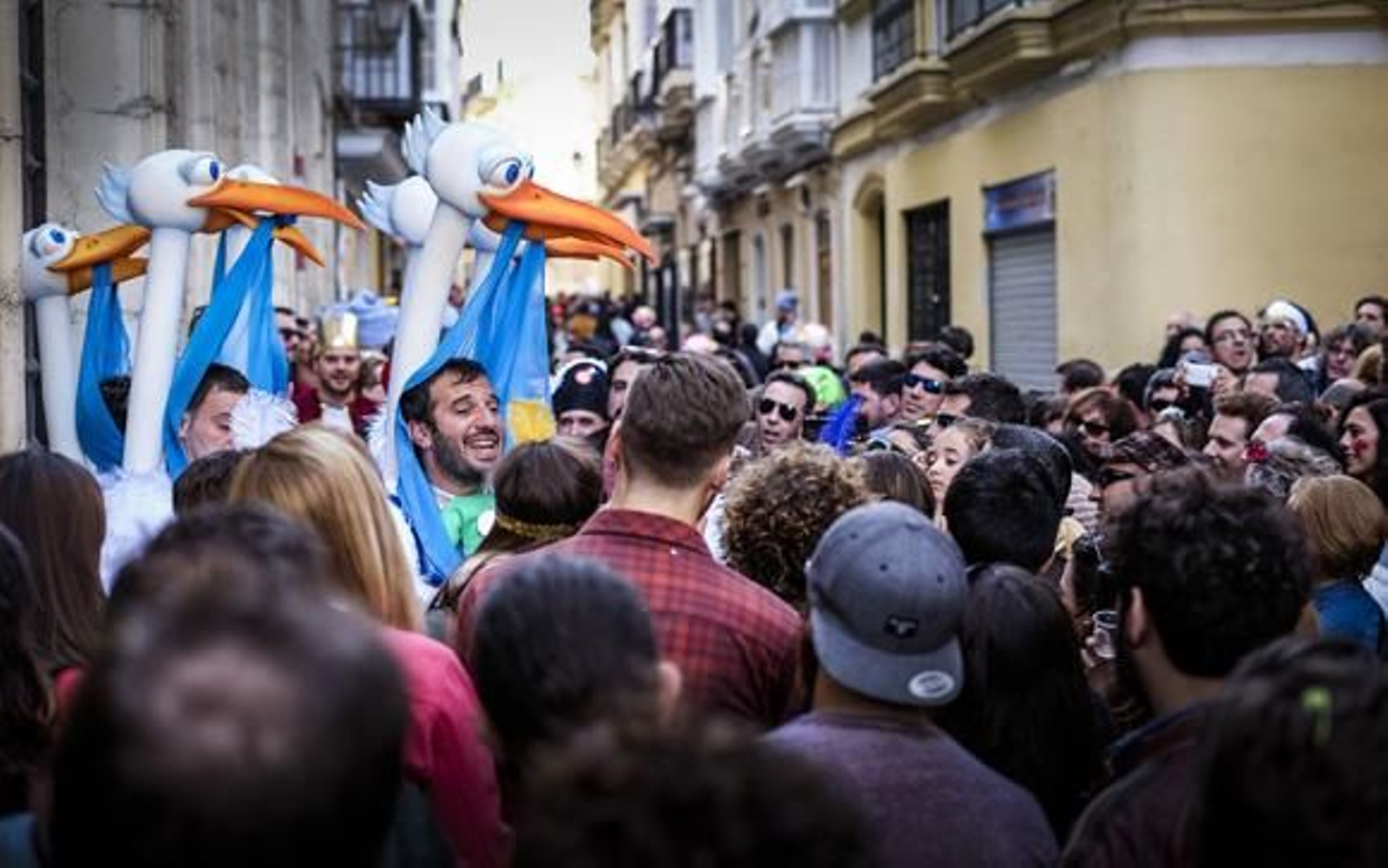 La chirigota callejera Los perdíos cantando durante la semana del Carnaval 2016. /Julio González
