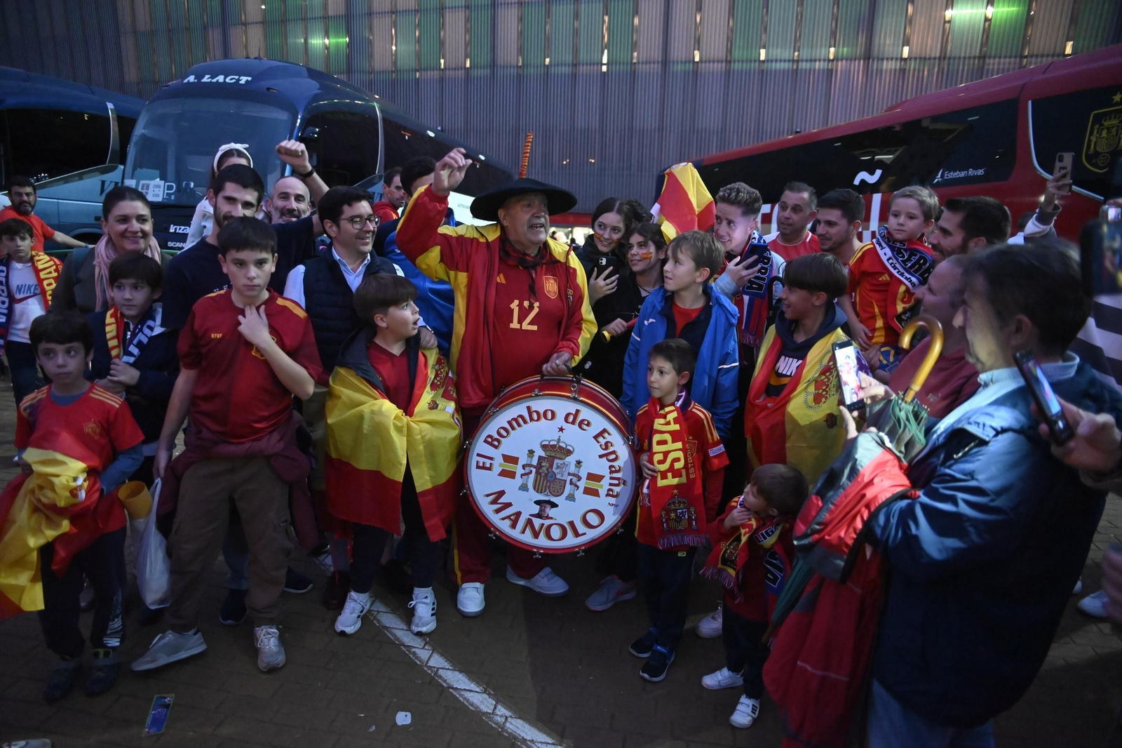 Las mejores fotos del ambiente en el España - Serbia de El Arcángel, en Córdoba