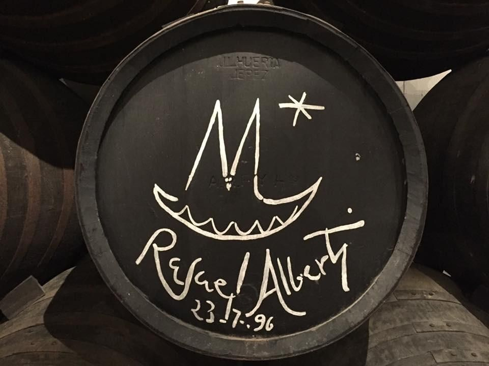 La firma de Rafael Albeti en las bodegas Caballero, 1996.