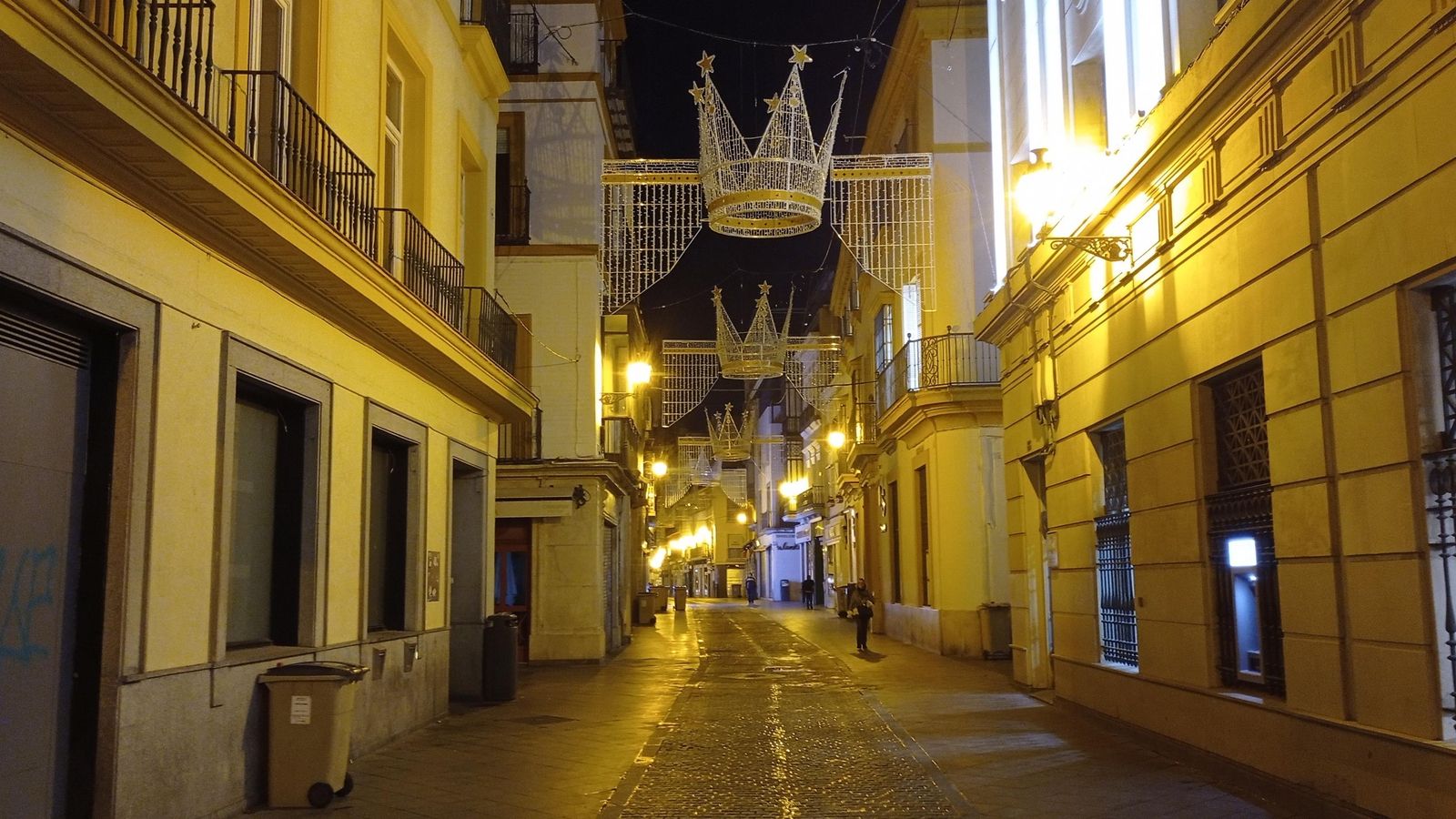 Una corona es el motivo principal de la luces en la calle Tetuán.