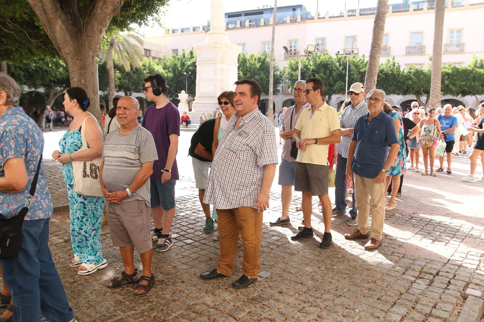 El reparto de abanicos de la Feria de Almería