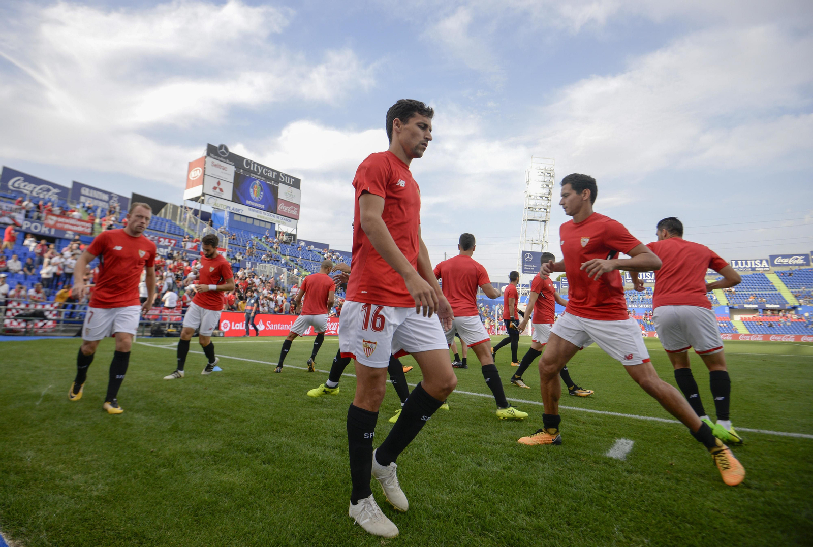 Jesús Navas, durante el calentamiento de un partido del Sevilla fuera de casa esta temporada.