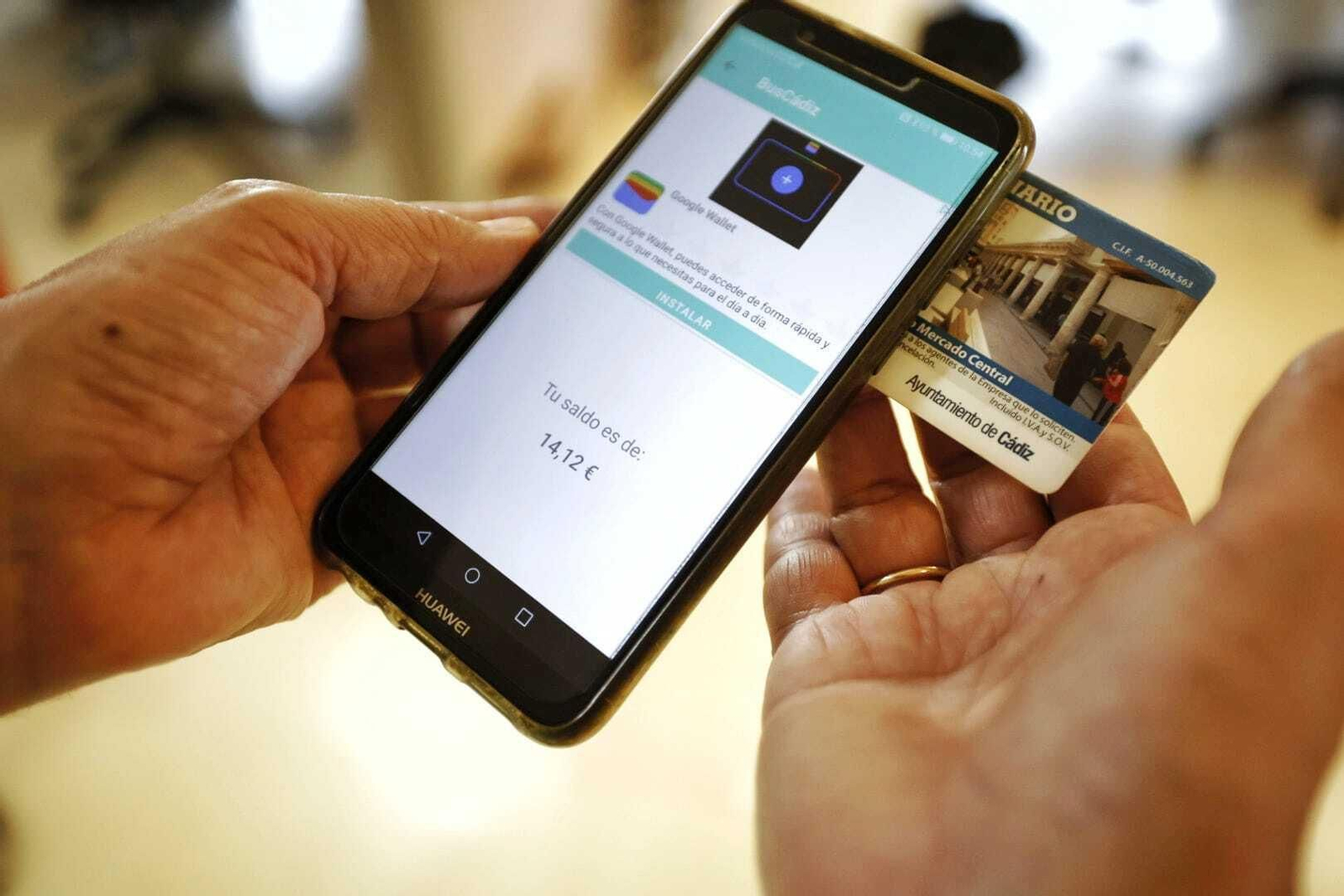 La aplicación notifica el saldo poniendo el bonobús en la parte trasera del móvil.