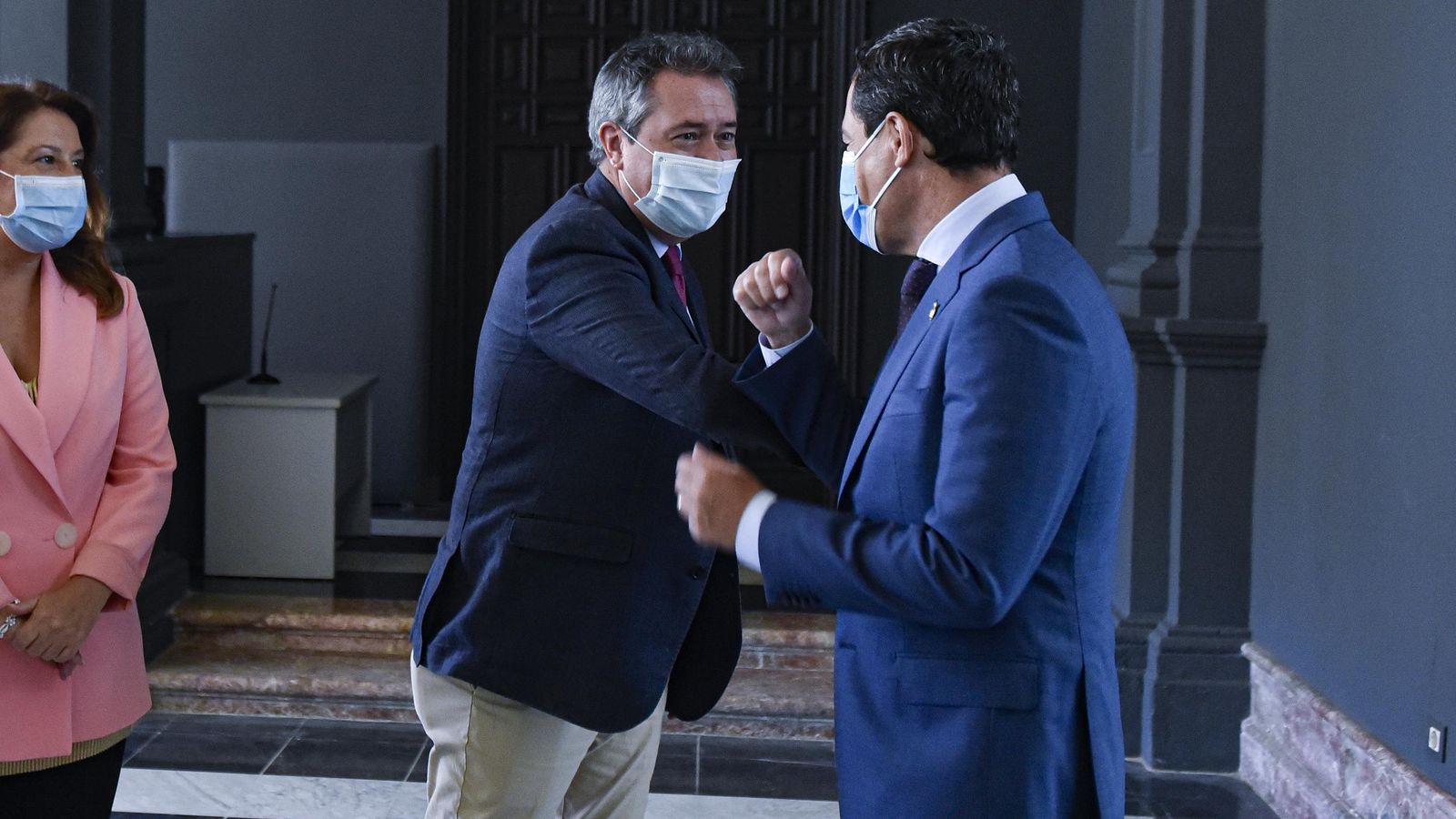 El alcalde Espadas y el presidente Moreno se saludan en un acto público