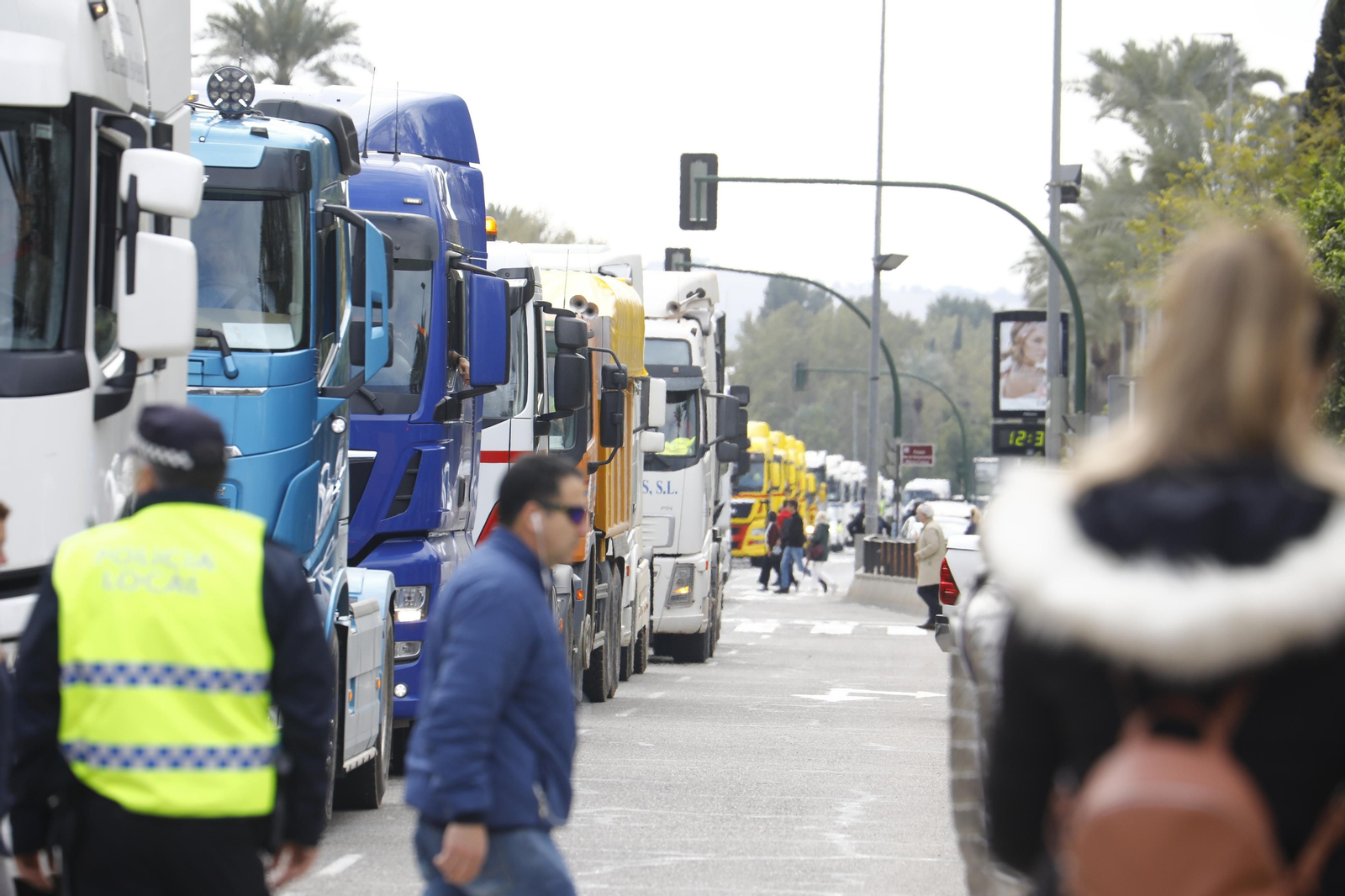 Los transportistas colapsan el centro de Córdoba, en imágenes