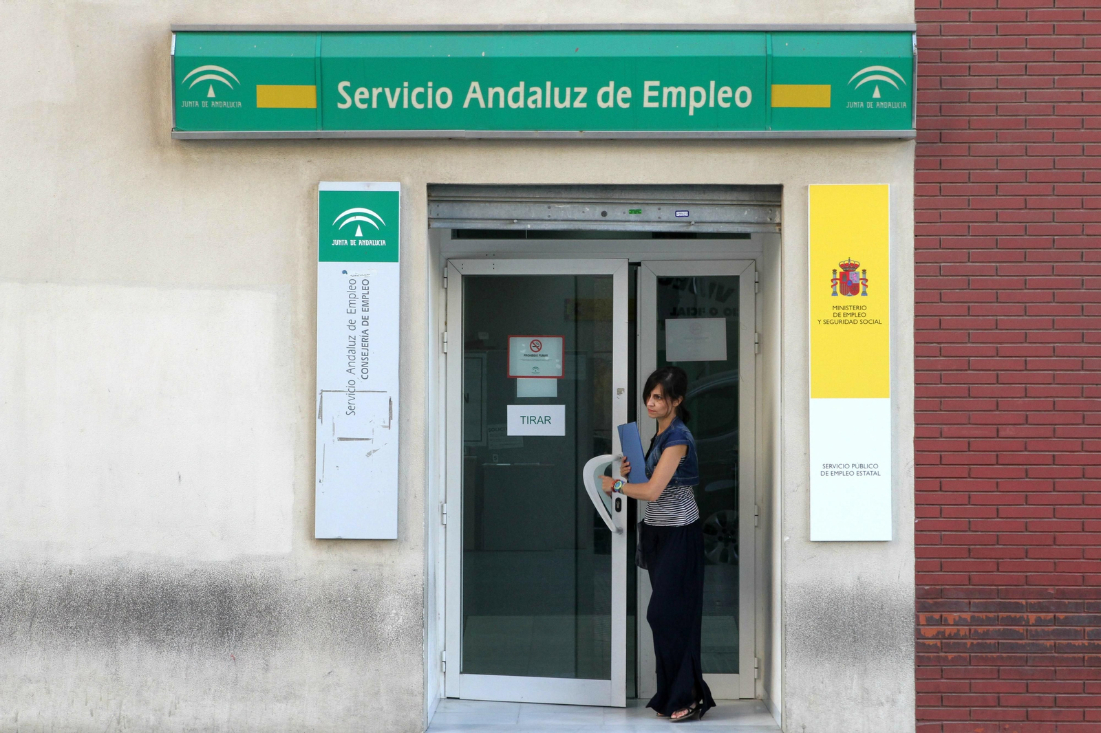 Una mujer sale de la oficina del SAE de Algeciras.