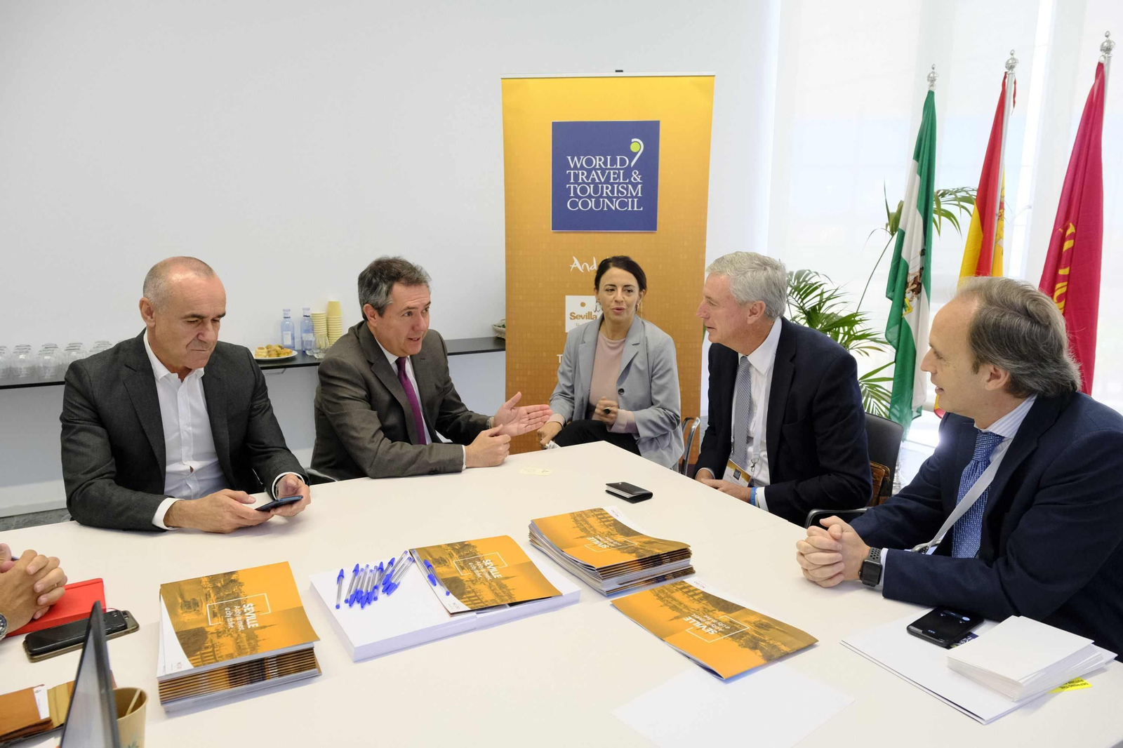 El alcalde, el concejal Antonio Muñoz y el empresario Enrique Ybarra, con un representante de Emirates.