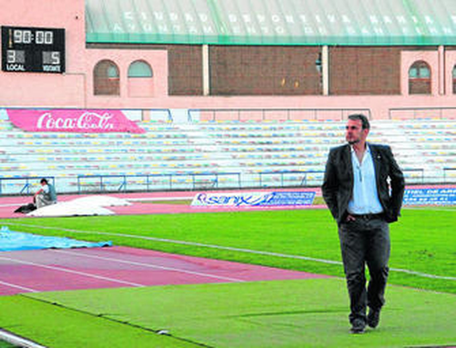 Dani Luna, en el estadio, con la mirada perdida tras la debacle ante el Cacereño en el último partido en casa.