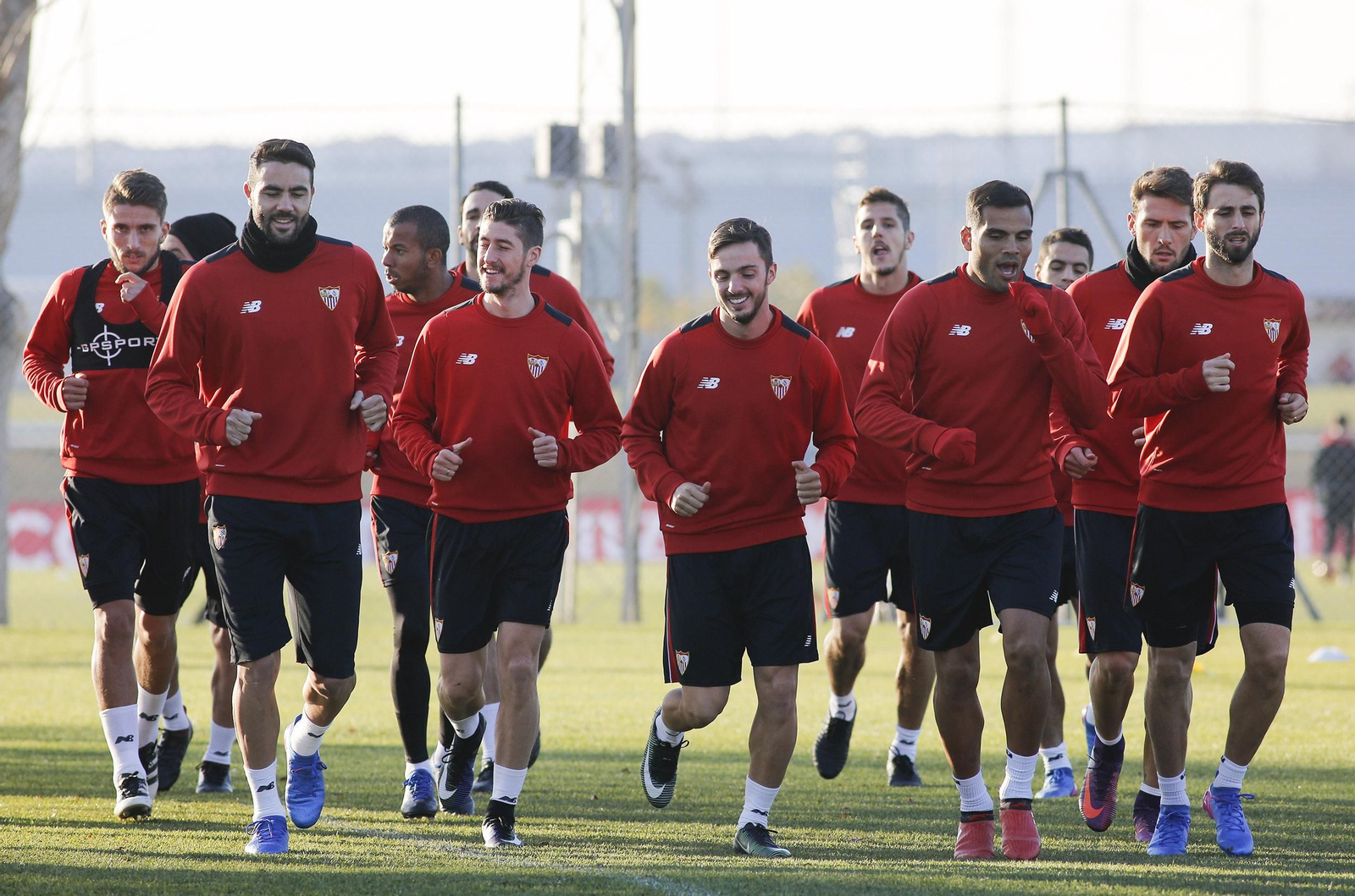 Sarabia sonríe mientras corre junto a Mercado y ante Jovetic.