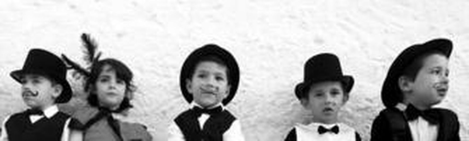 Niños de educación Infantil simulan los atuendos de los salones de baile del París del siglo XIX, en los que nació el cancán como baile alegre y de reputación escandalosa.