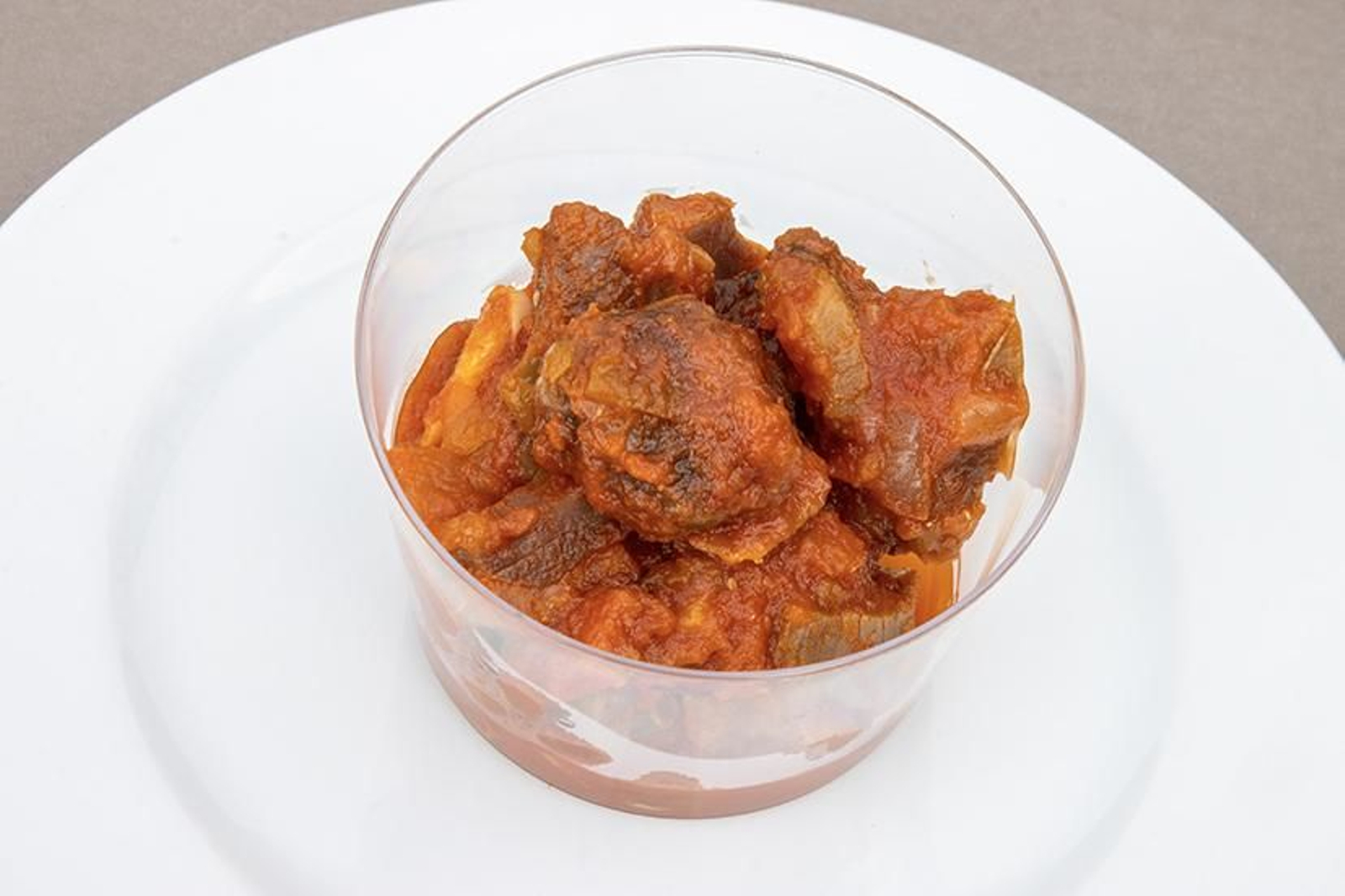 Recortes de mojama en tomate