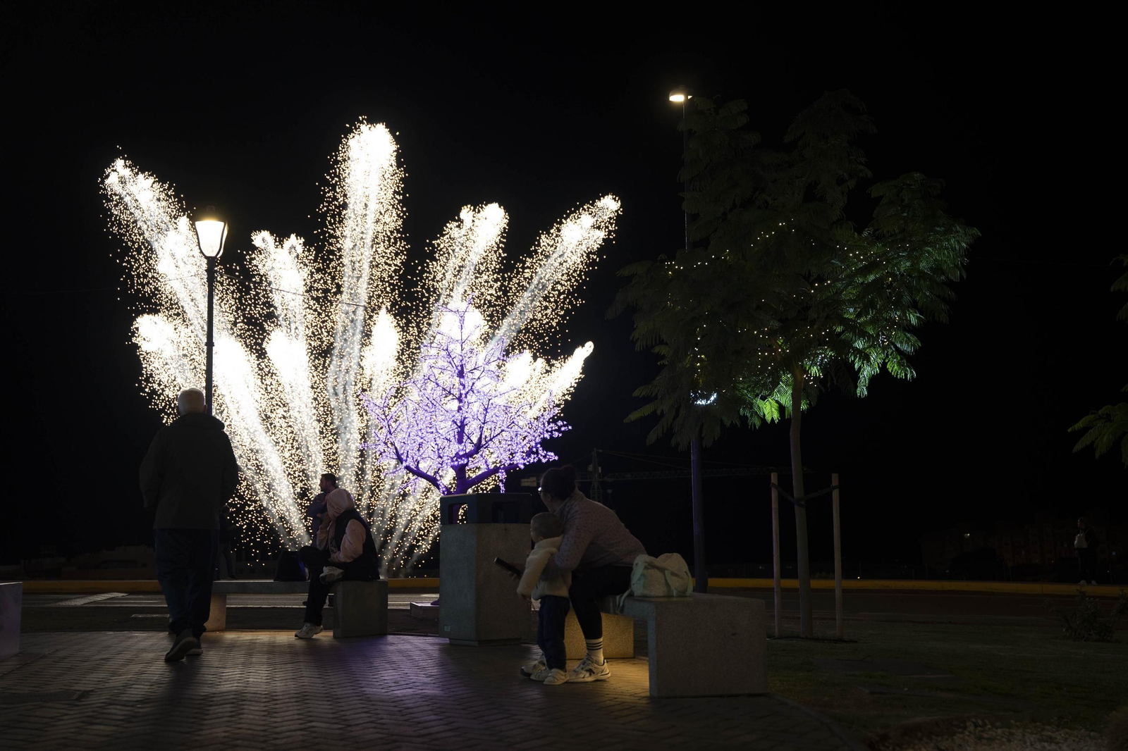 El encendido del alumbrado navideño del Hospital Universitario Torrecárdenas, en imágenes