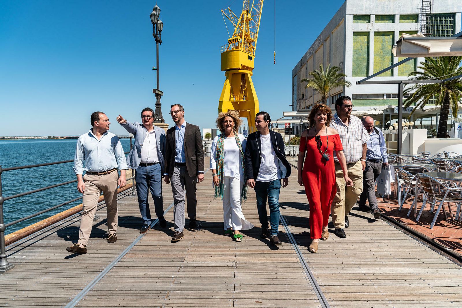 Javier Maroto y Pilar Marín, acompañados por David Toscano, Manuel Andrés González, Pedro González y Pilar Miranda, entre otros, ayer, en el Muelle de Levante.