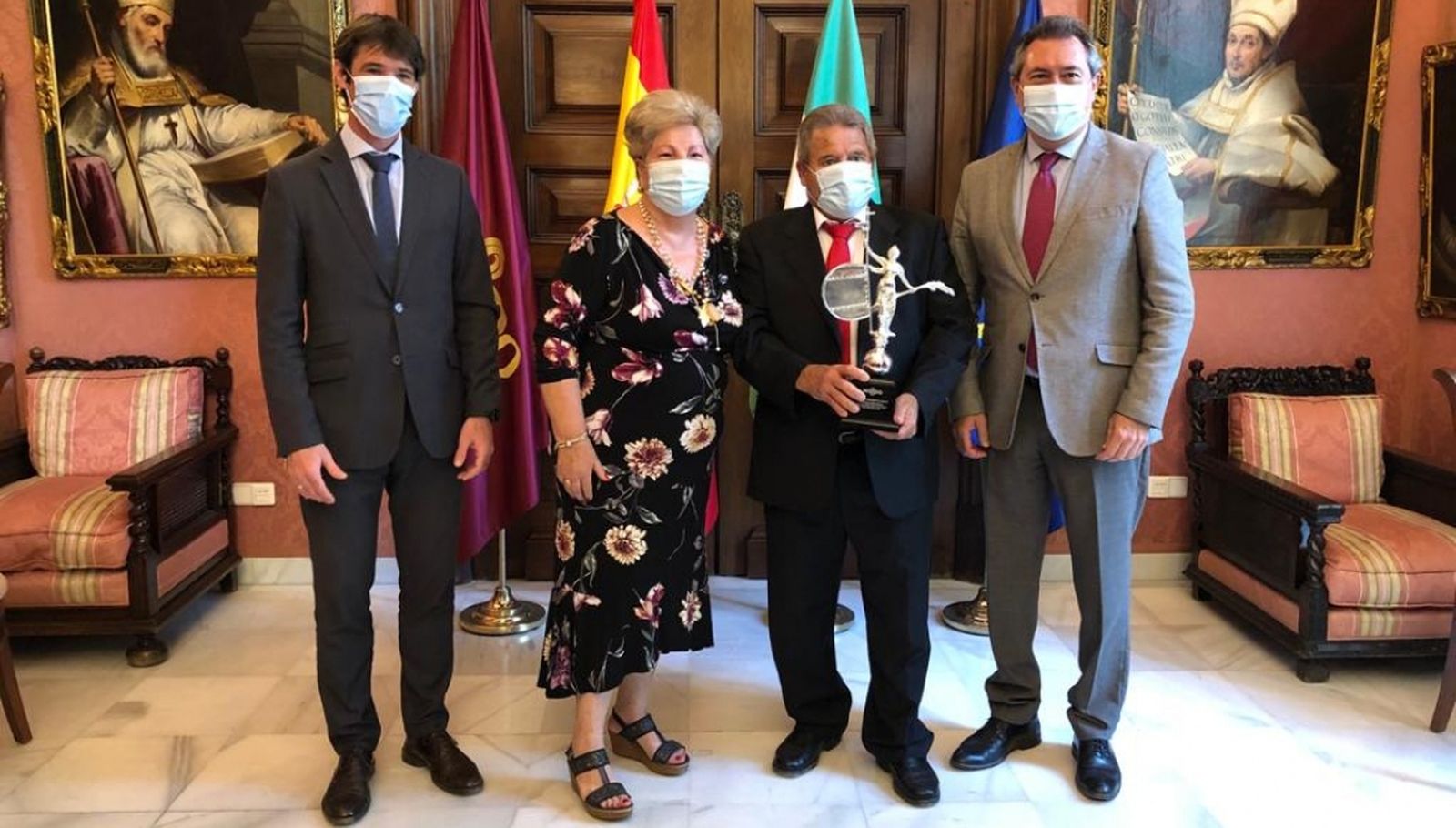 Lora, junto a su esposa, tras recibir el Giraldillo de manos de Juan Espadas.