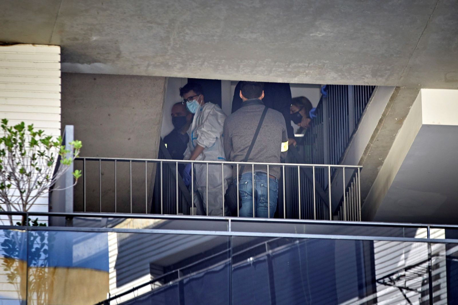 Mossos d'esquadra en el domicilio de Lloret de Mar donde una mujer belga ha sido asesinada presuntamente por su pareja.