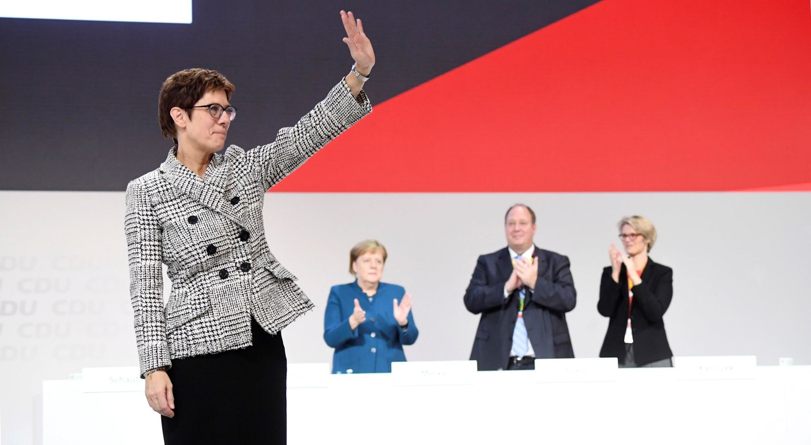 La centrista Annegret Kramp-Karrenbauer sucede a Merkel al frente de la CDU