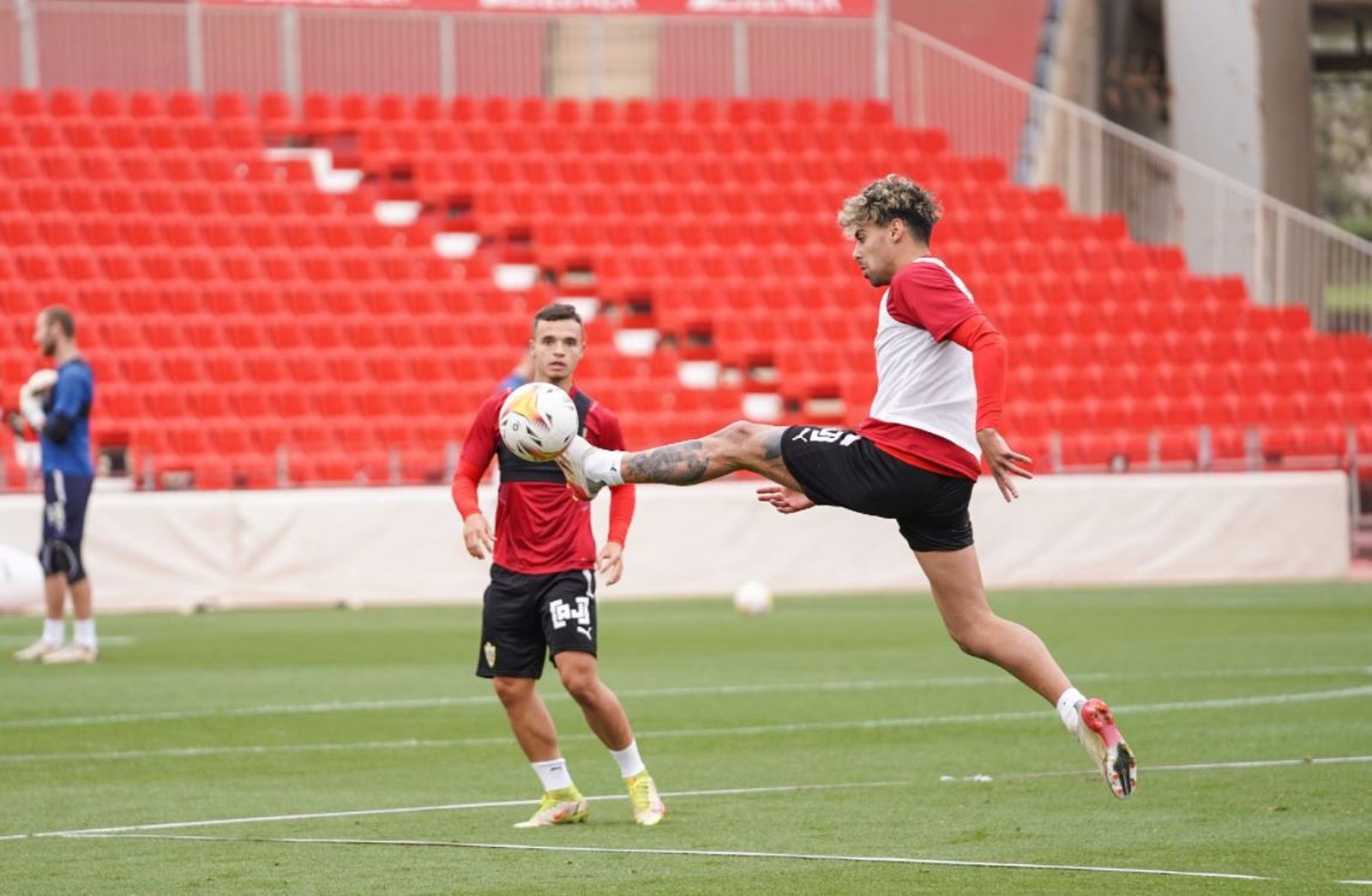 Samú Costa controla un balón en el entrenamiento.